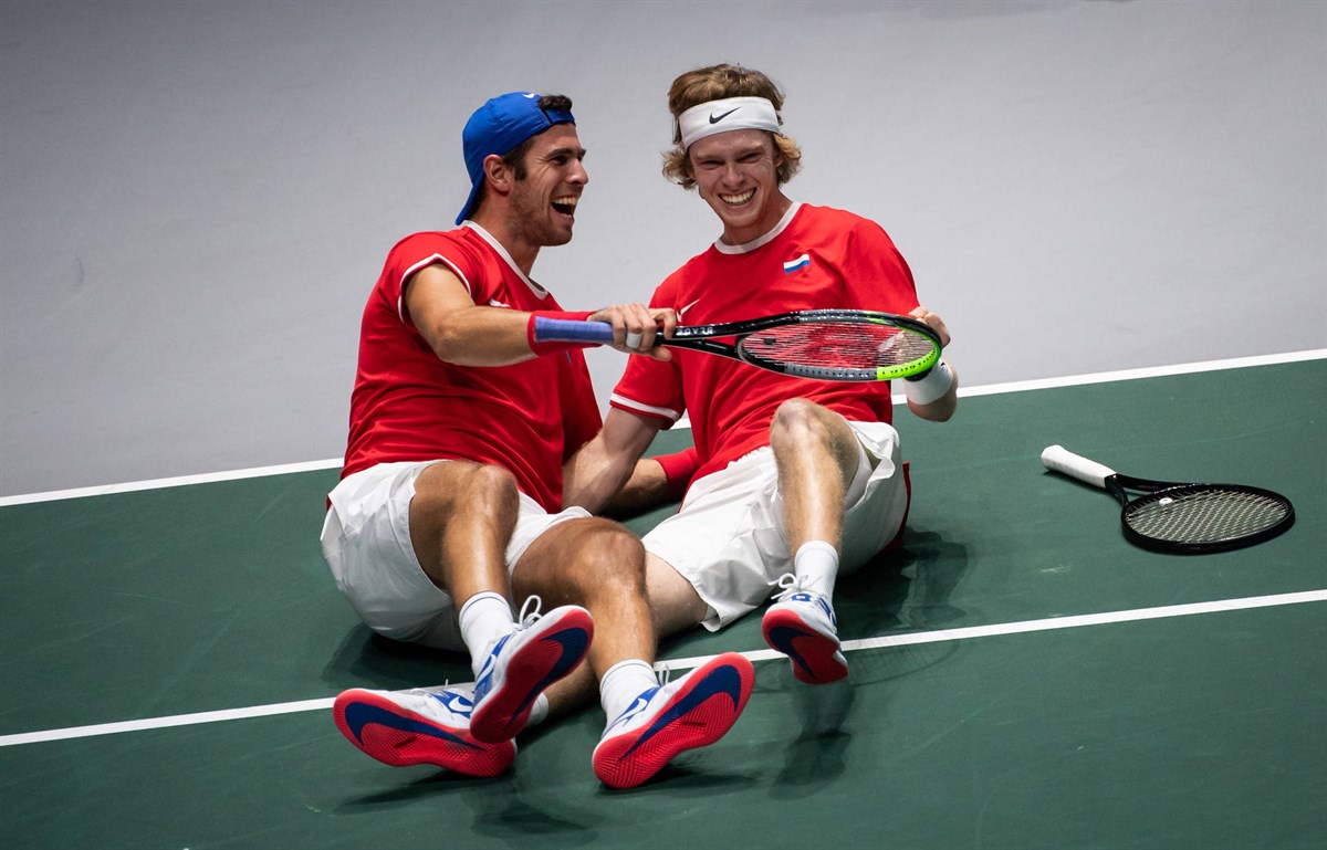 Russia stun Serbia to reach last 4