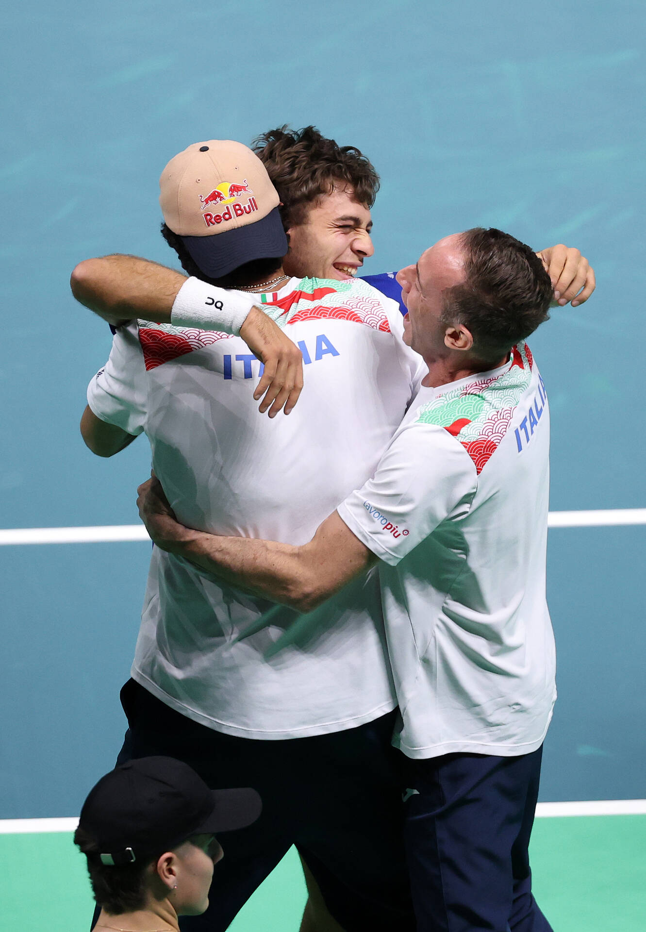 Cobolli-Berrettini hug