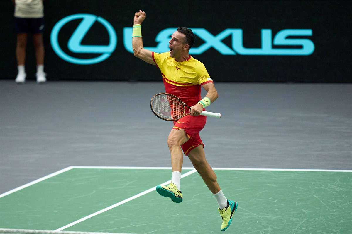 Bautista-Agut steals show for Spain with spectacular turnaround against Fils