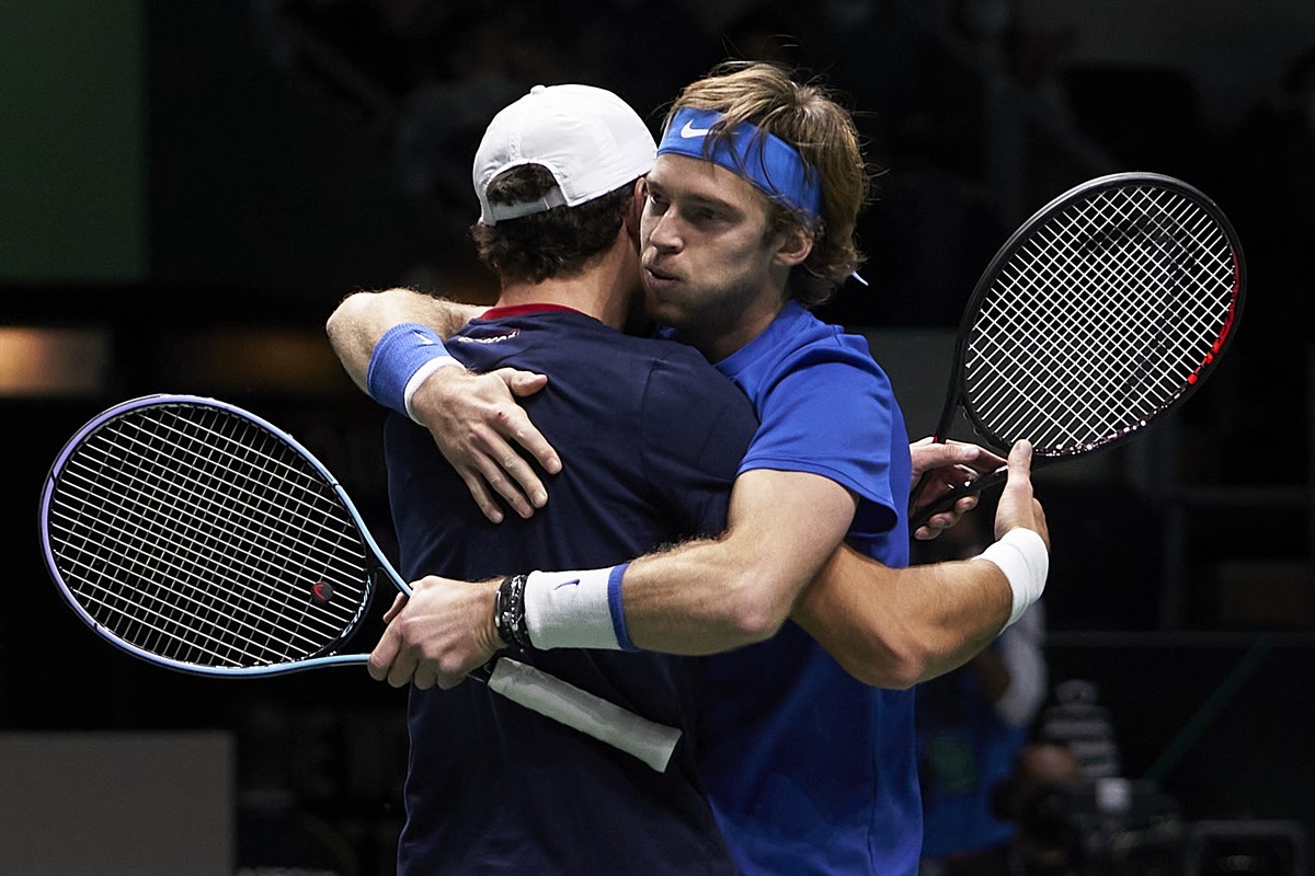 Russians knock out defending champions with comeback doubles victory against Spain