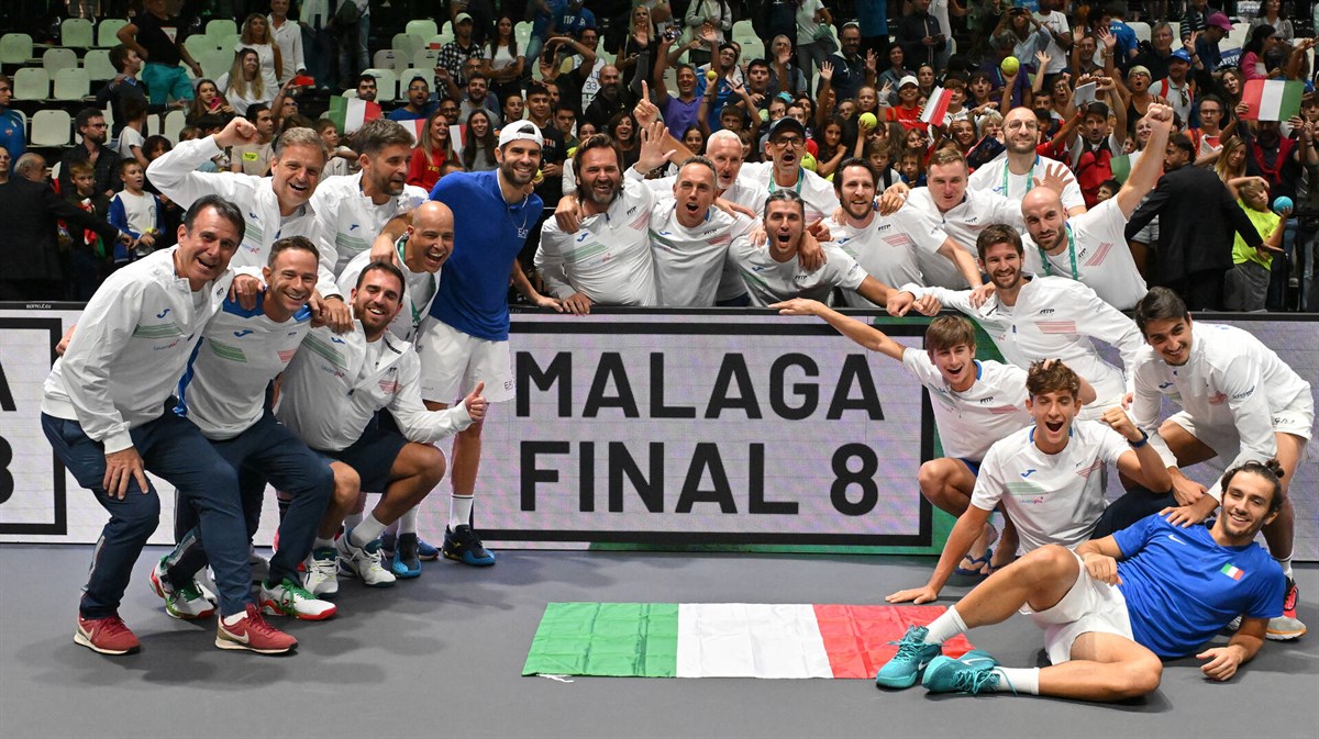 Italia clasifica a Málaga y desata una fiesta en Bolonia