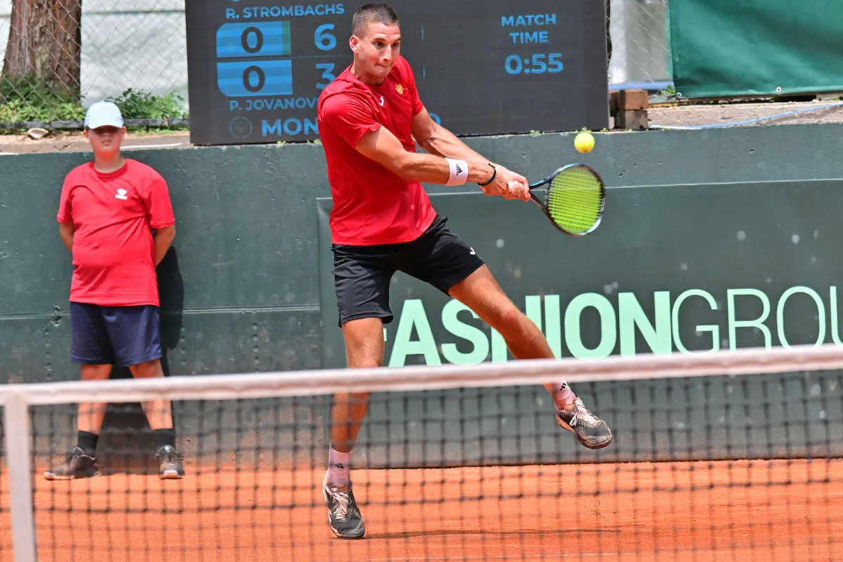Petar Jovanovic hits a backhand