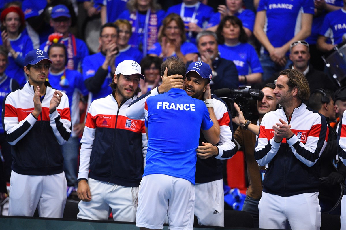 Francia logra el empate a uno en un difícil arranque ante Holanda