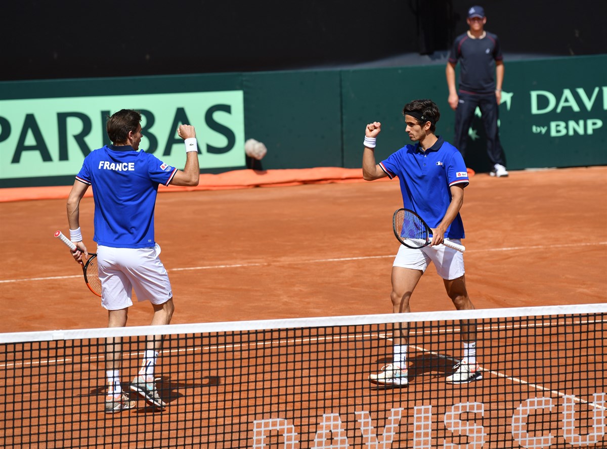 Una Francia feroz barre a Italia en dobles