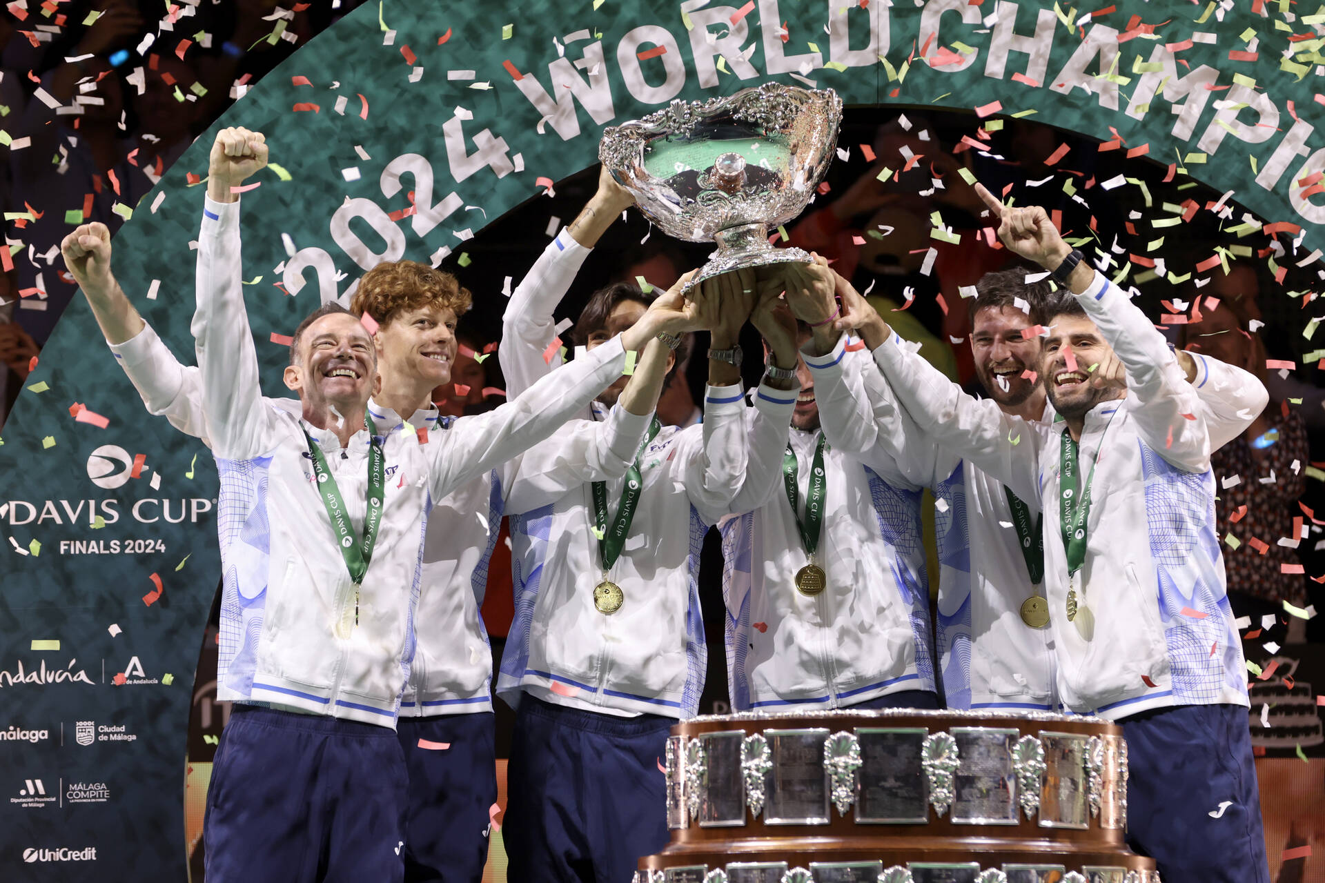 Final 8 promo block - trophy lift