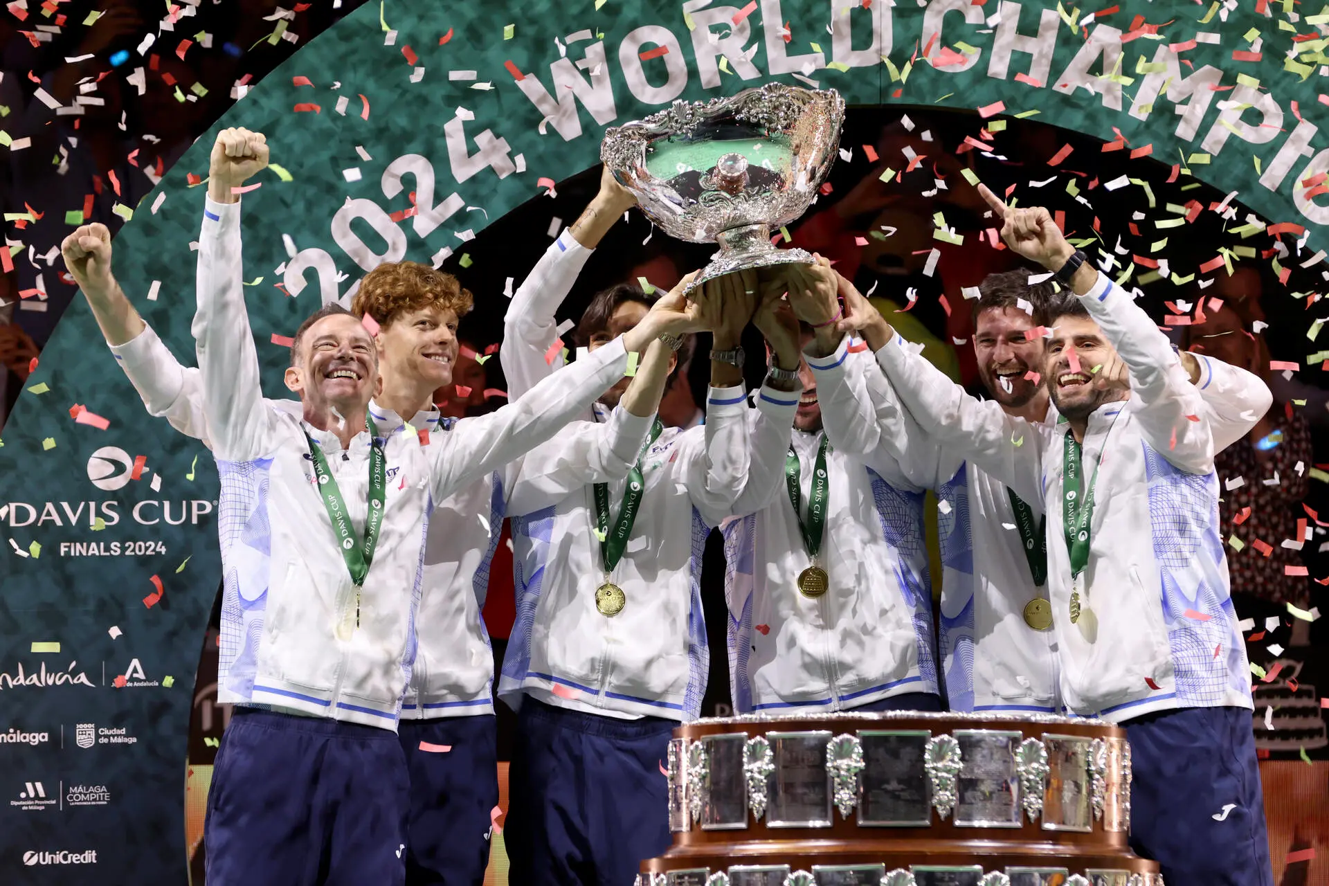 Final 8 promo block - trophy lift