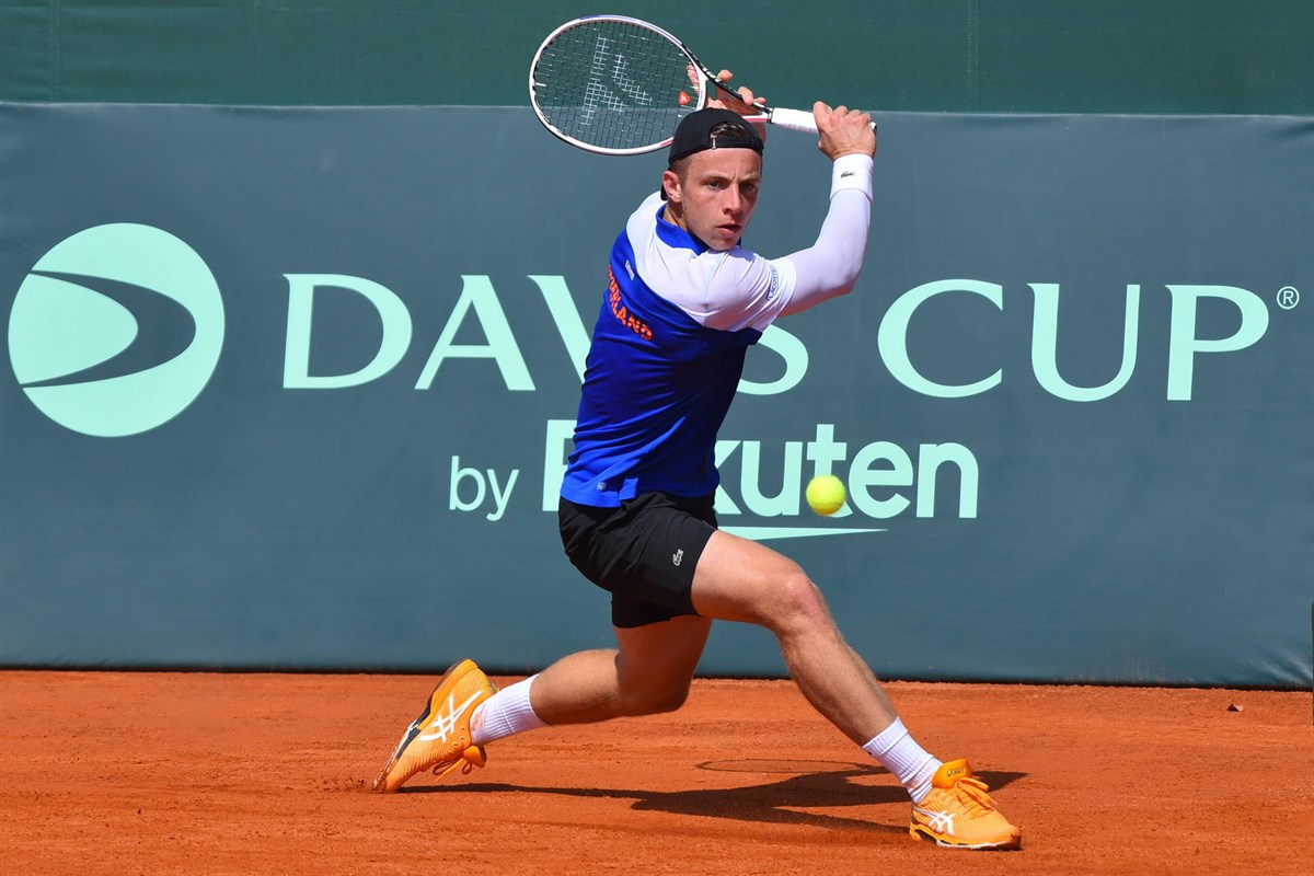 Dutch dominate on opening day in Montevideo