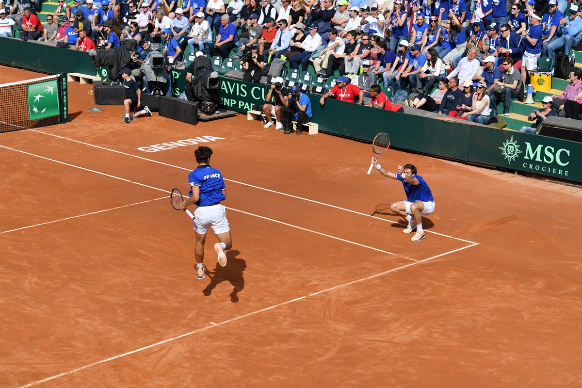 Ferocious France sweep aside Italy in doubles