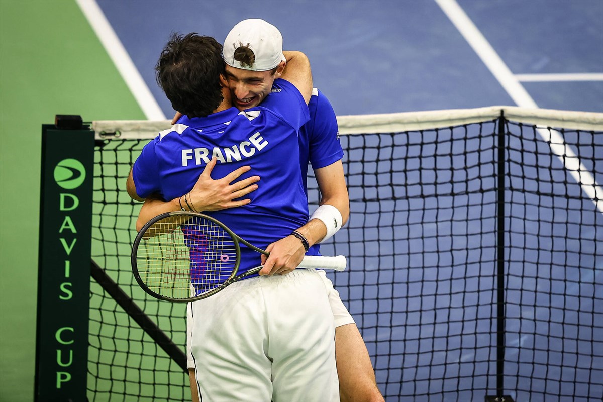 France survive Hungarian scare to book place in the Finals