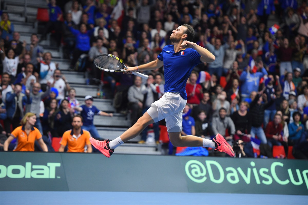 Mannarino battles past Haase to send France through