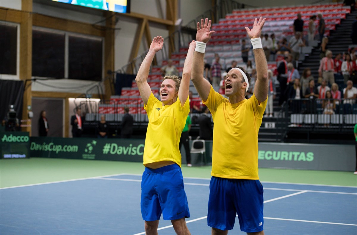 Veteran Lindstedt helps Sweden to 2-1 lead over Swiss