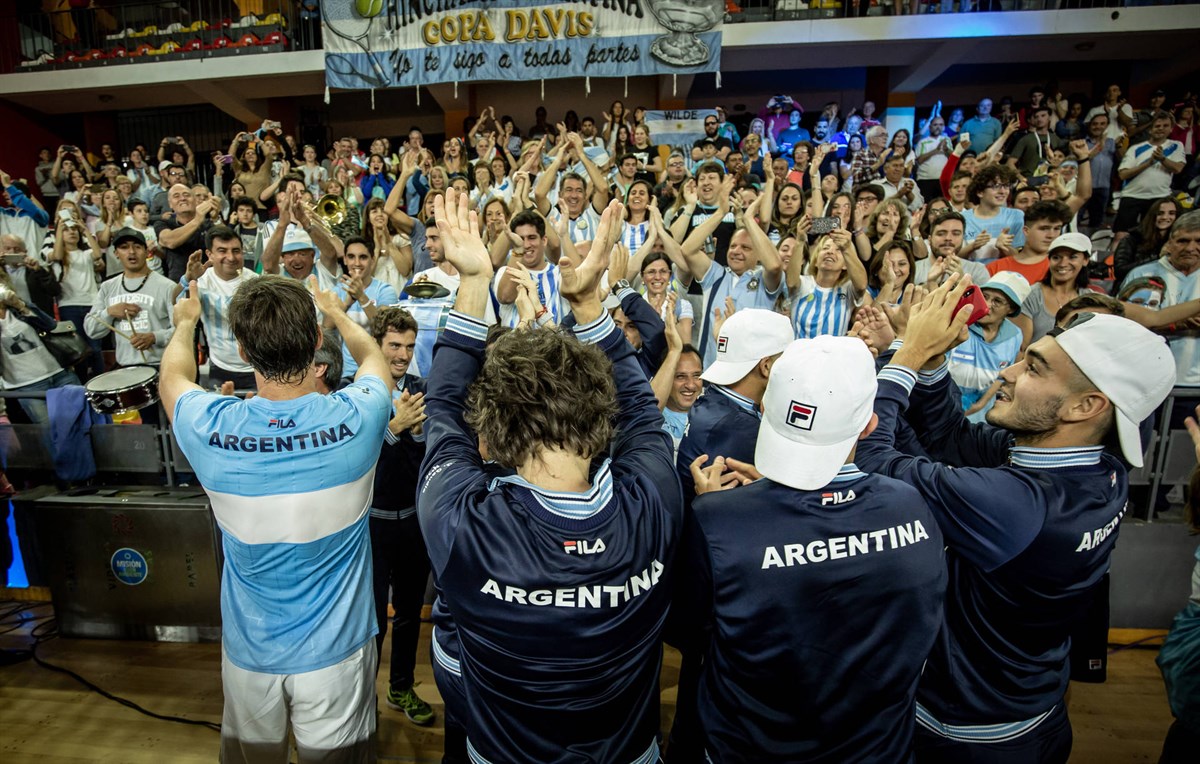 Doubles joy hands Argentina victory over Colombia