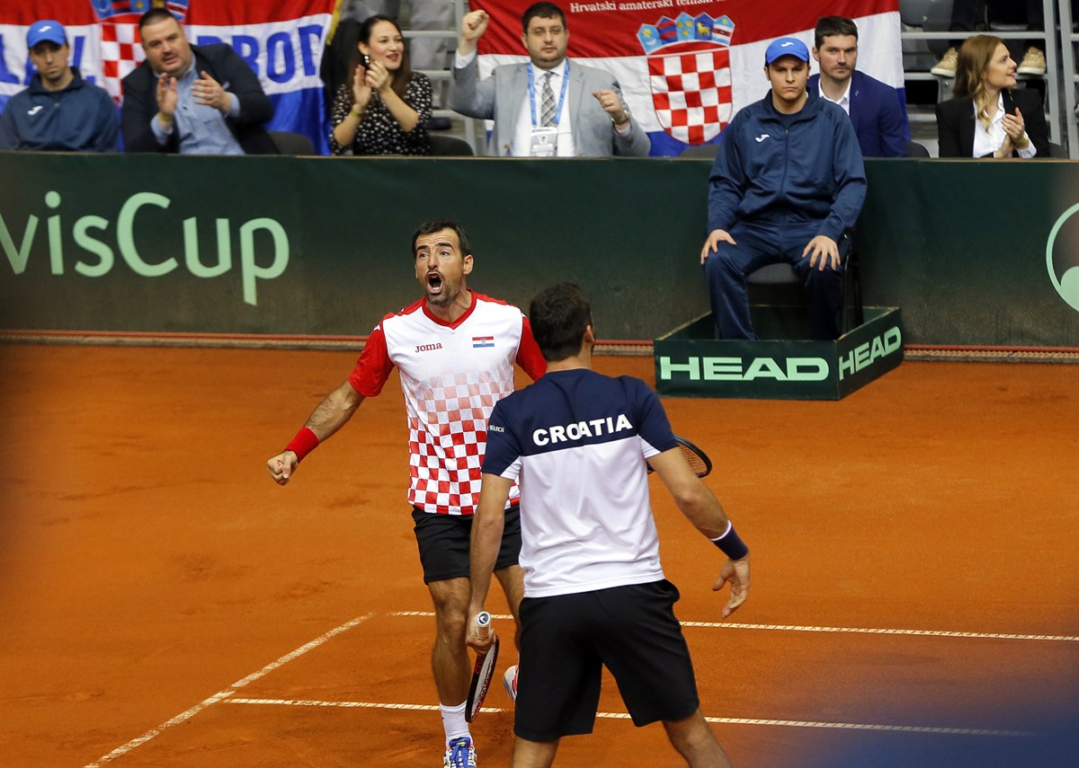 Gran remontada en el dobles pone en ventaja a Croacia