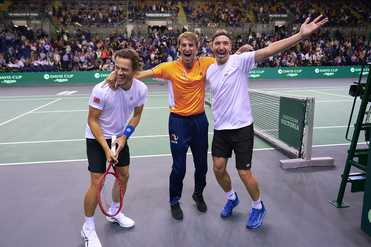 Dutch reach Final 8 for first time since 2005