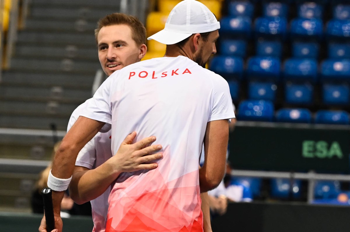 Perfect Poland ease past El Salvador
