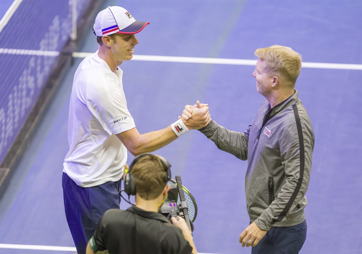 Estados Unidos toma la delantera de la mano de Isner