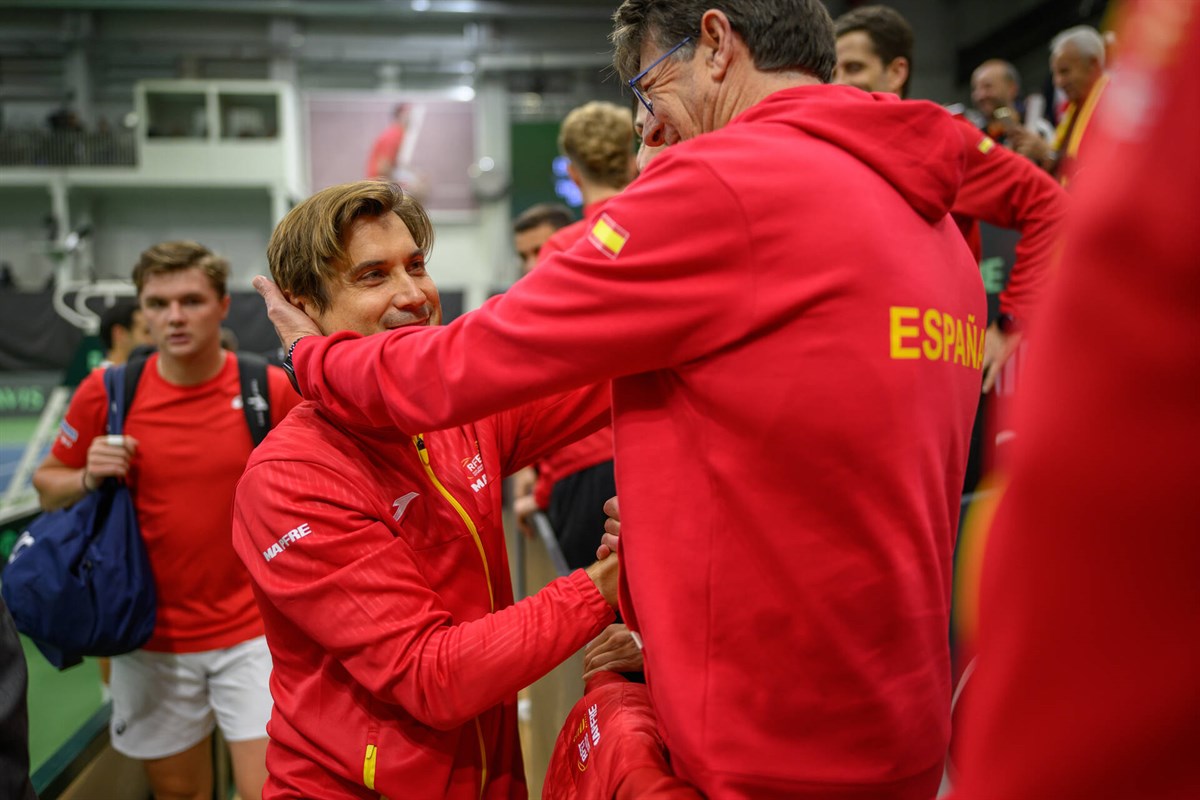 Ferrer renueva como capitán de España