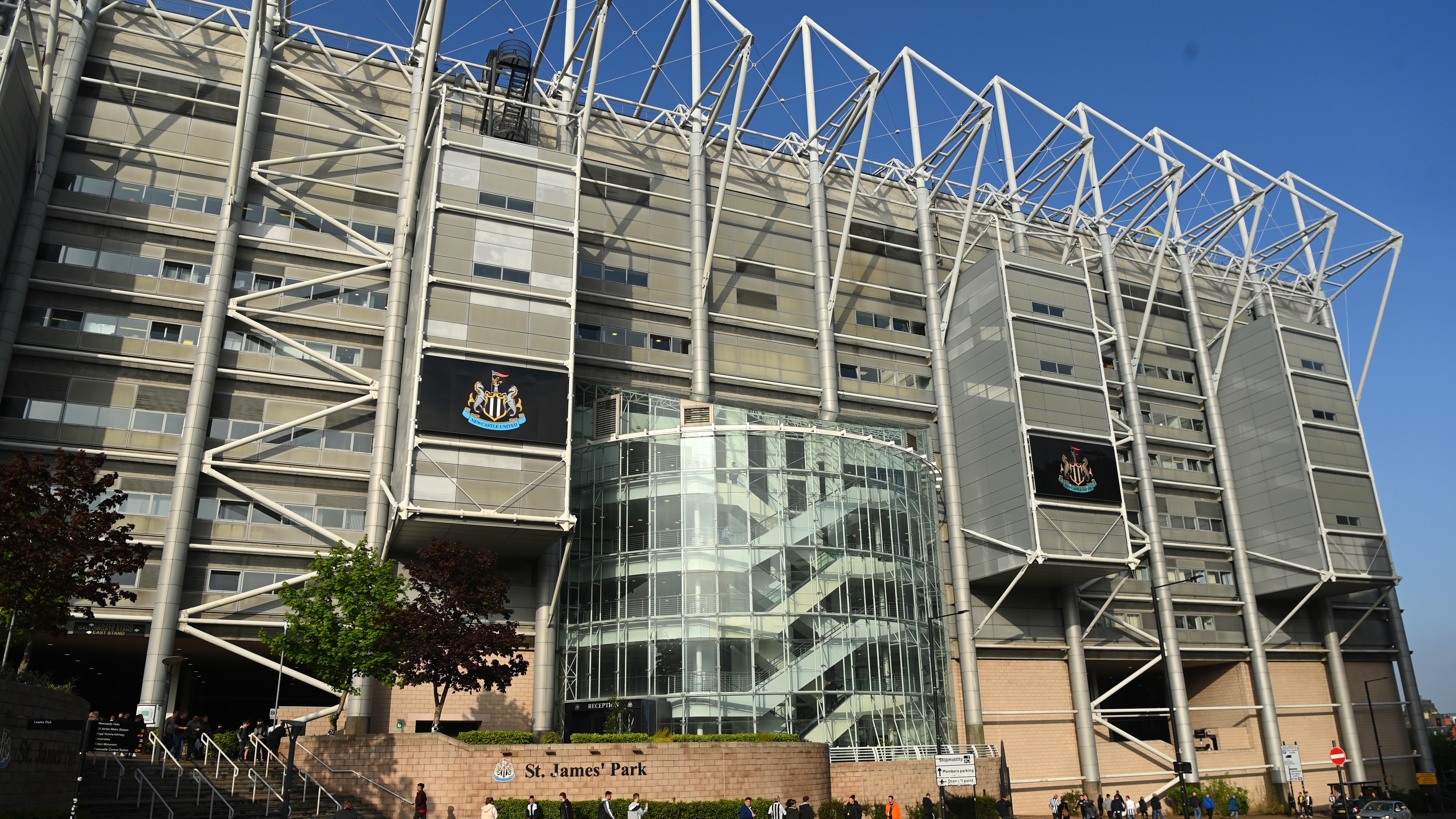 st-james-park-blue-sky