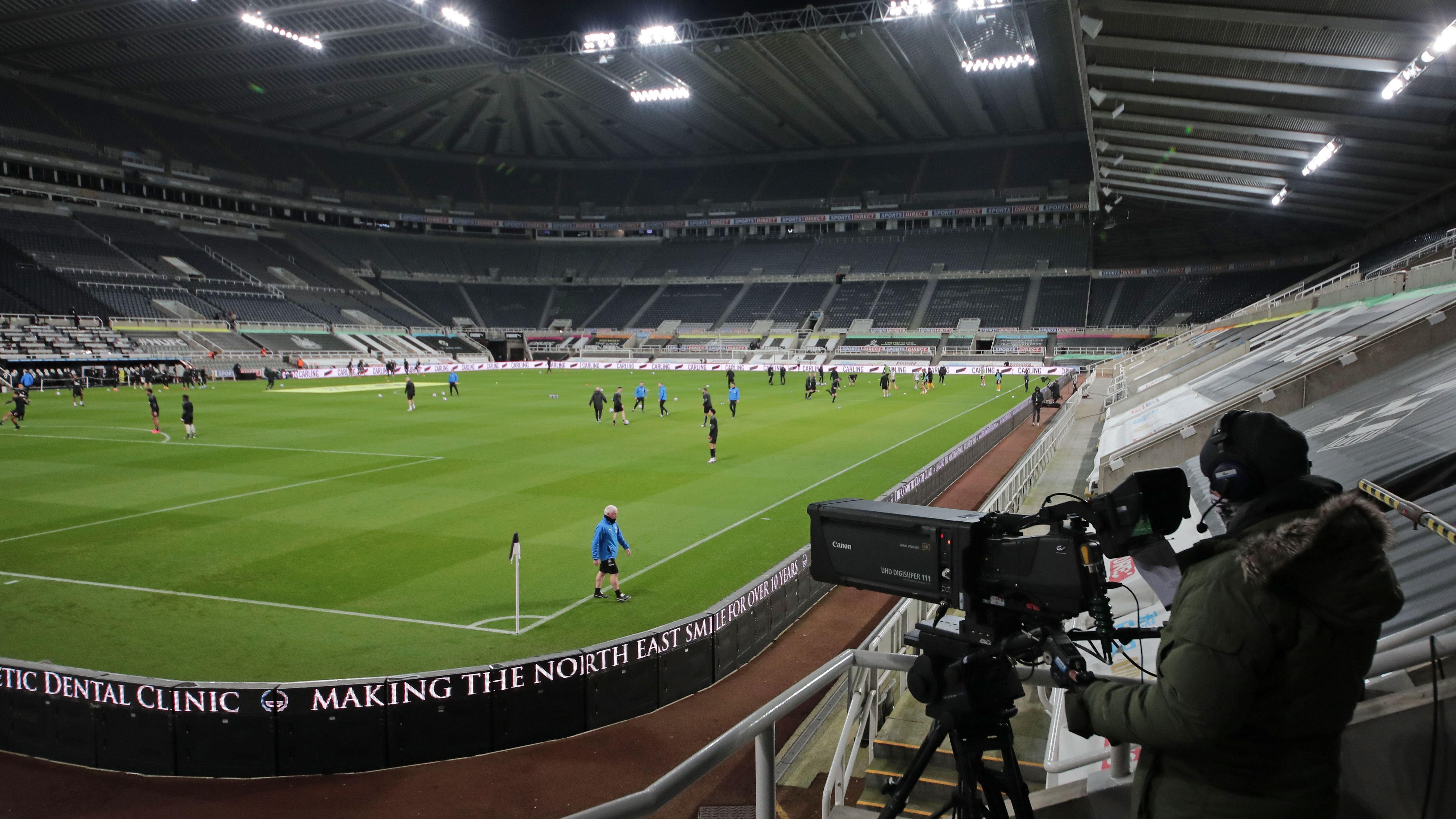 tv-camera-st-james-park-night