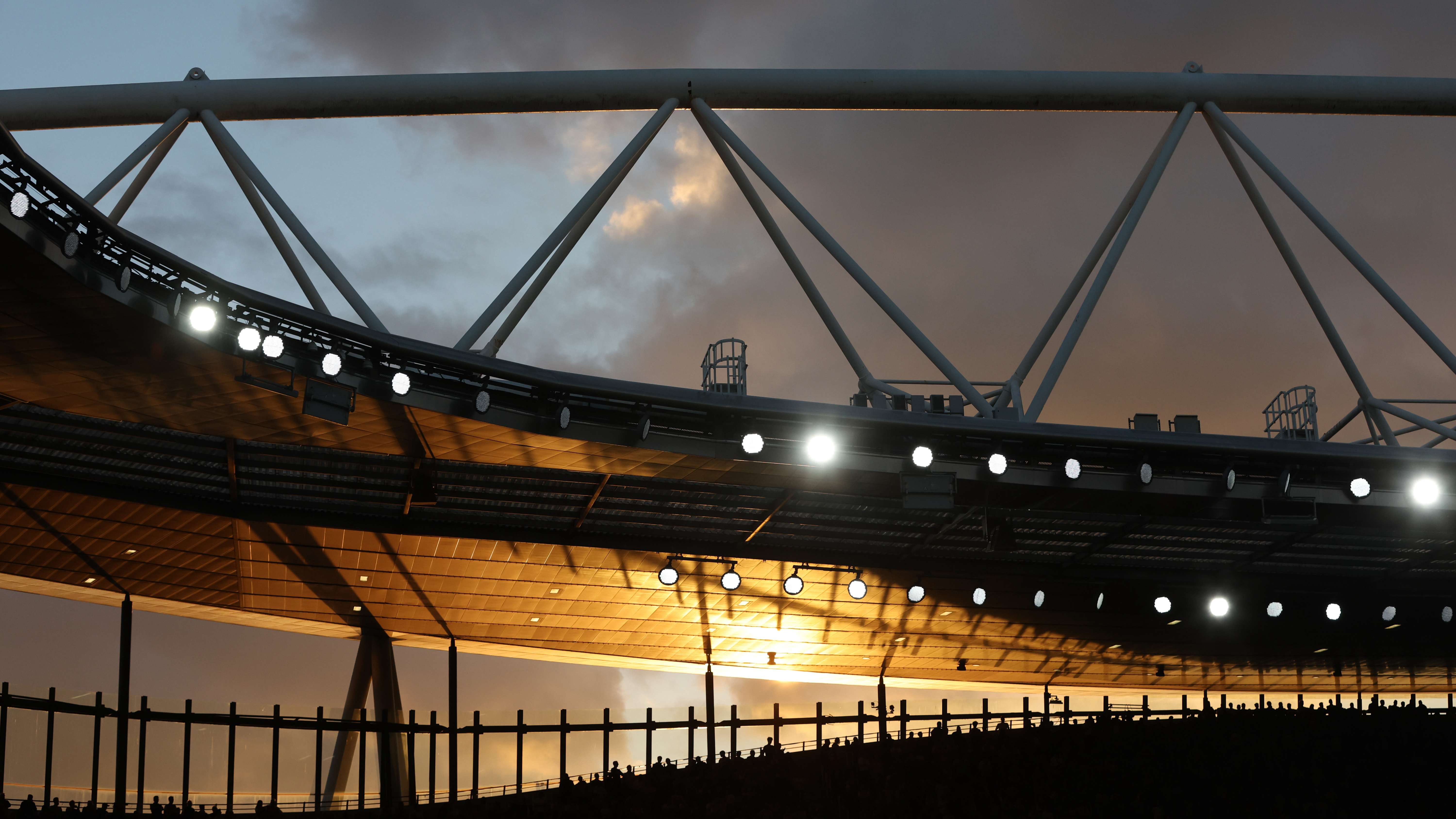 arsenal-emirates-stadium-roof