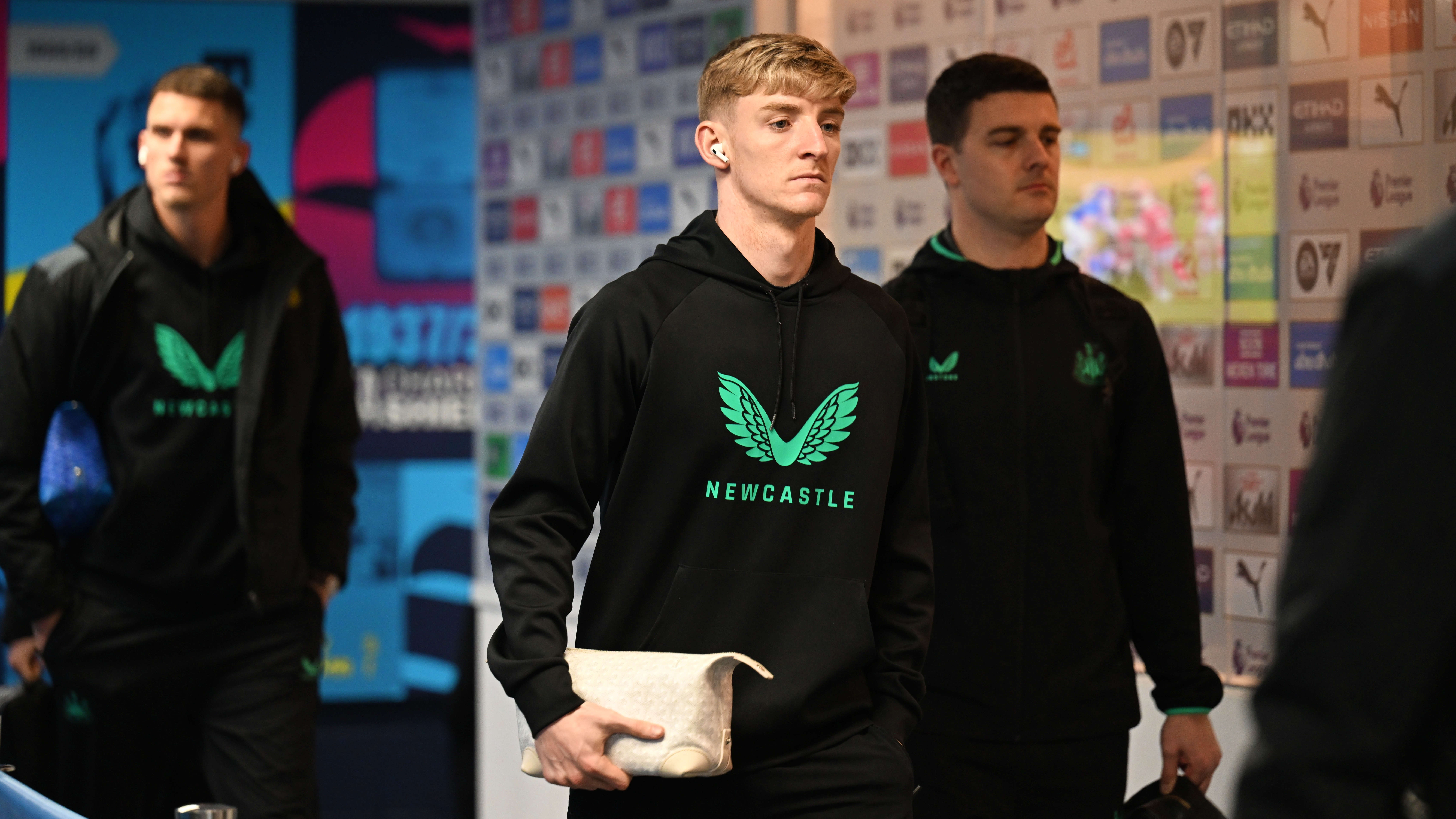 anthony-gordon-arrives-man-city