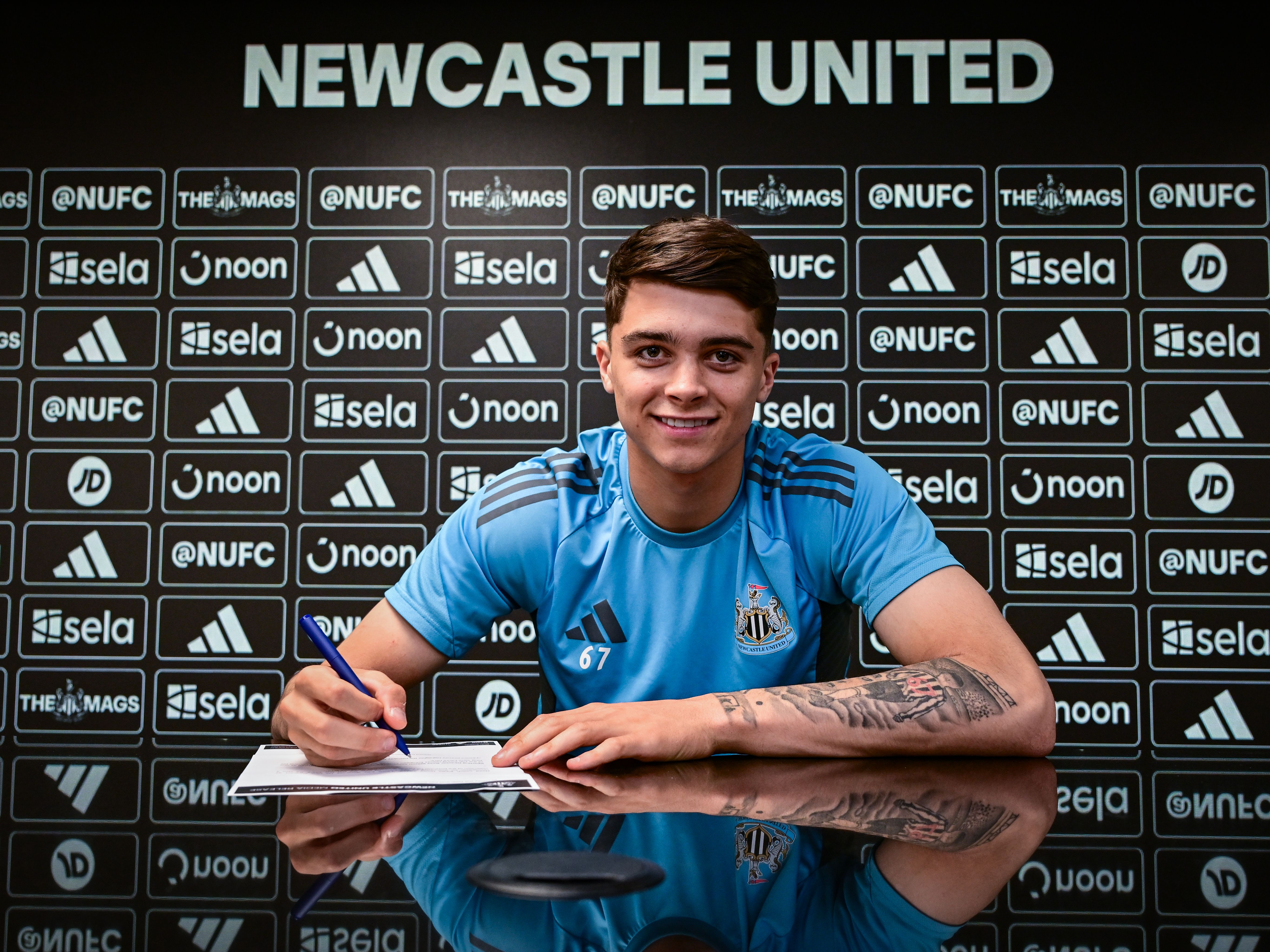 Lewis Miley signs contract image