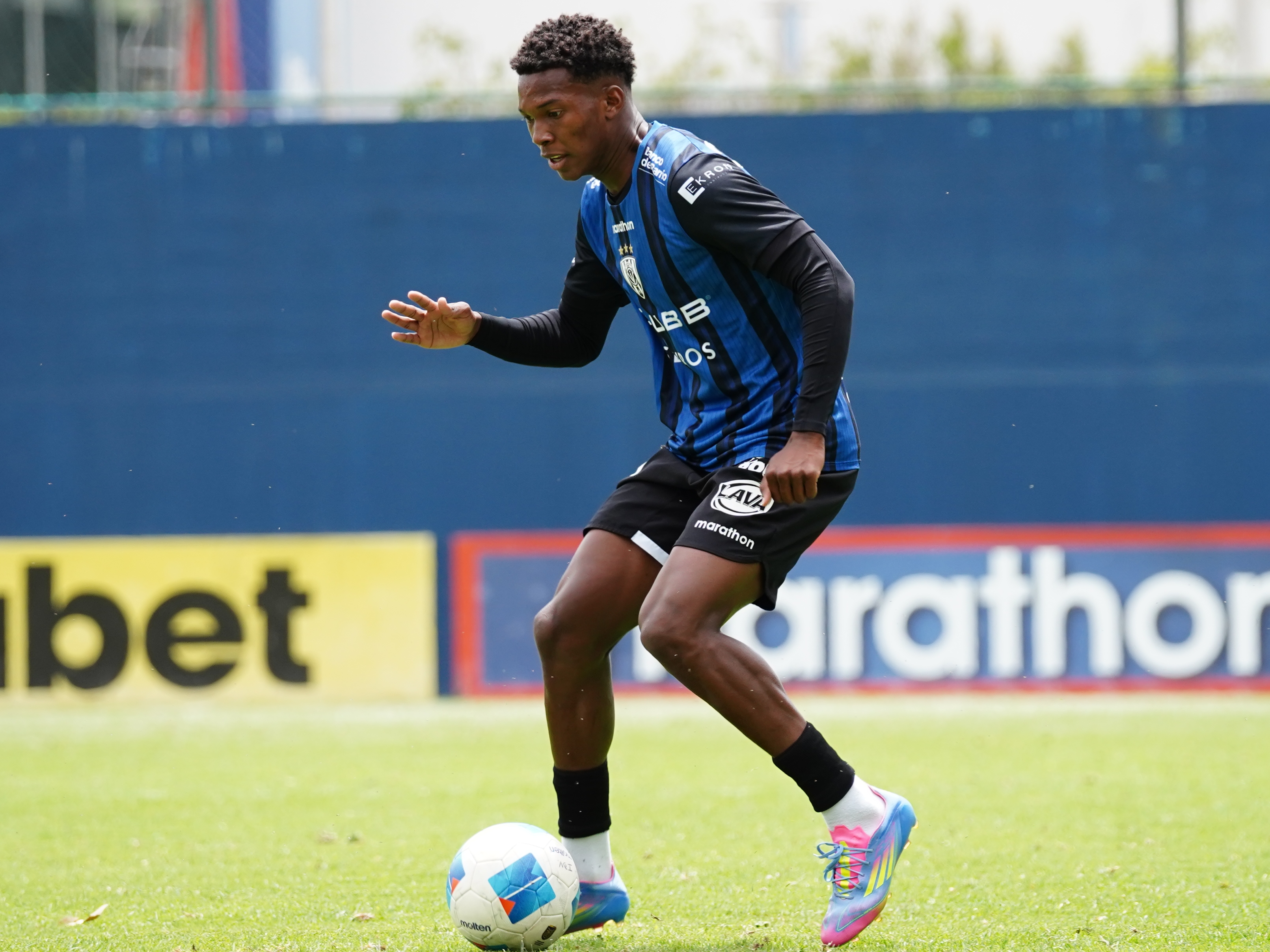 Johan Martínez signs