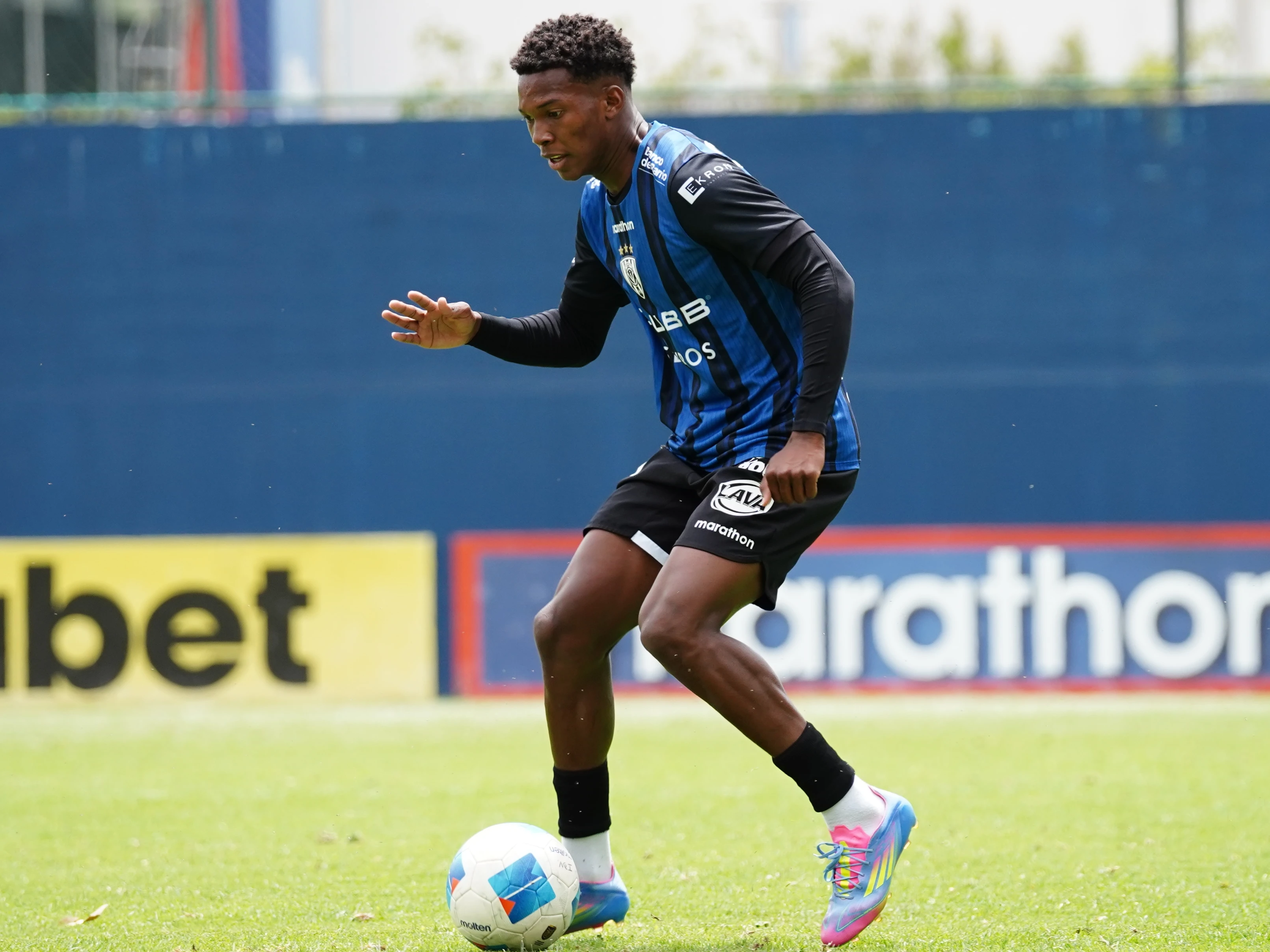 Johan Martínez signs