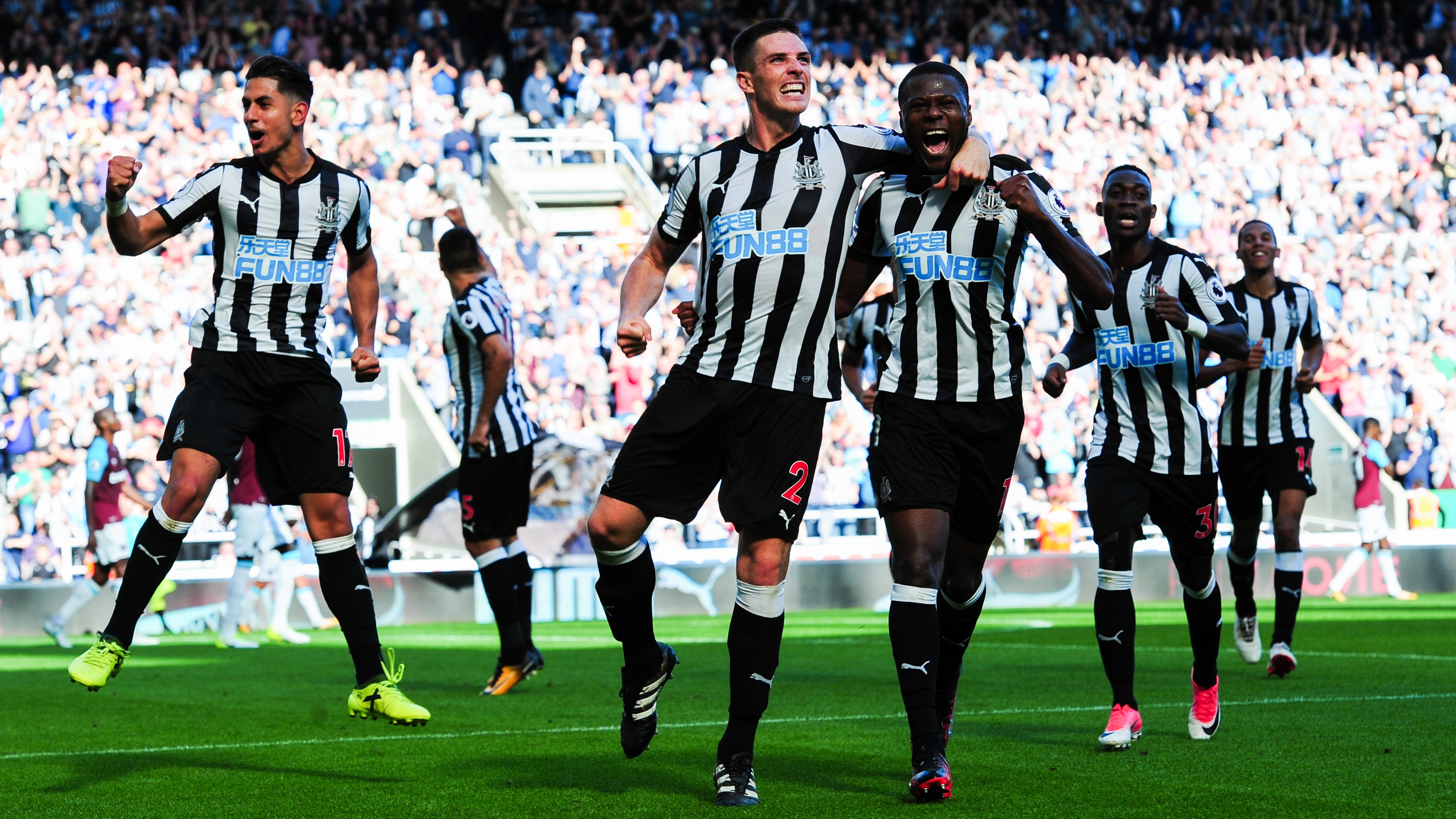 ciaran-clark-team-celebration-west-ham