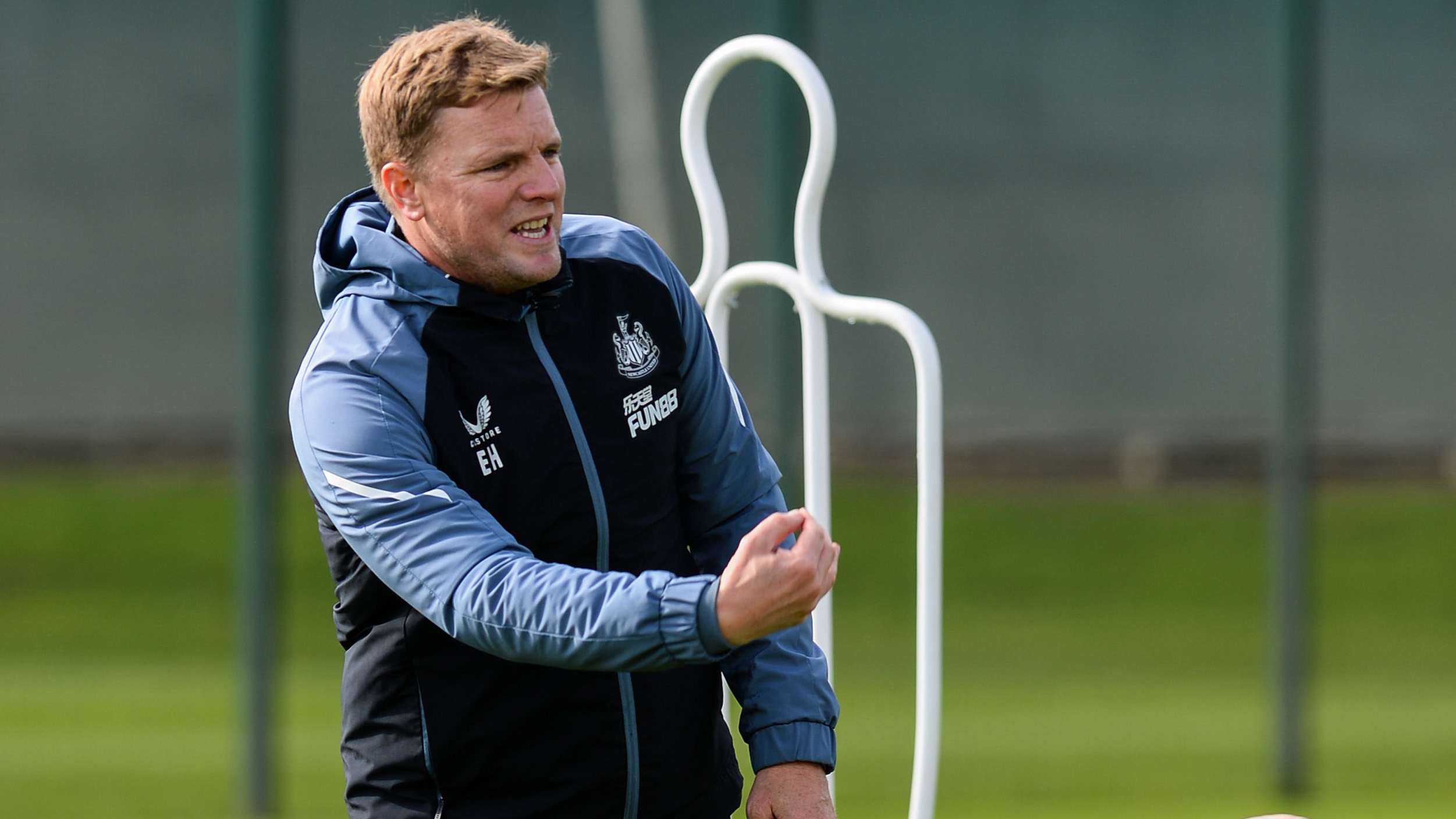 eddie-howe-throws-ball-training