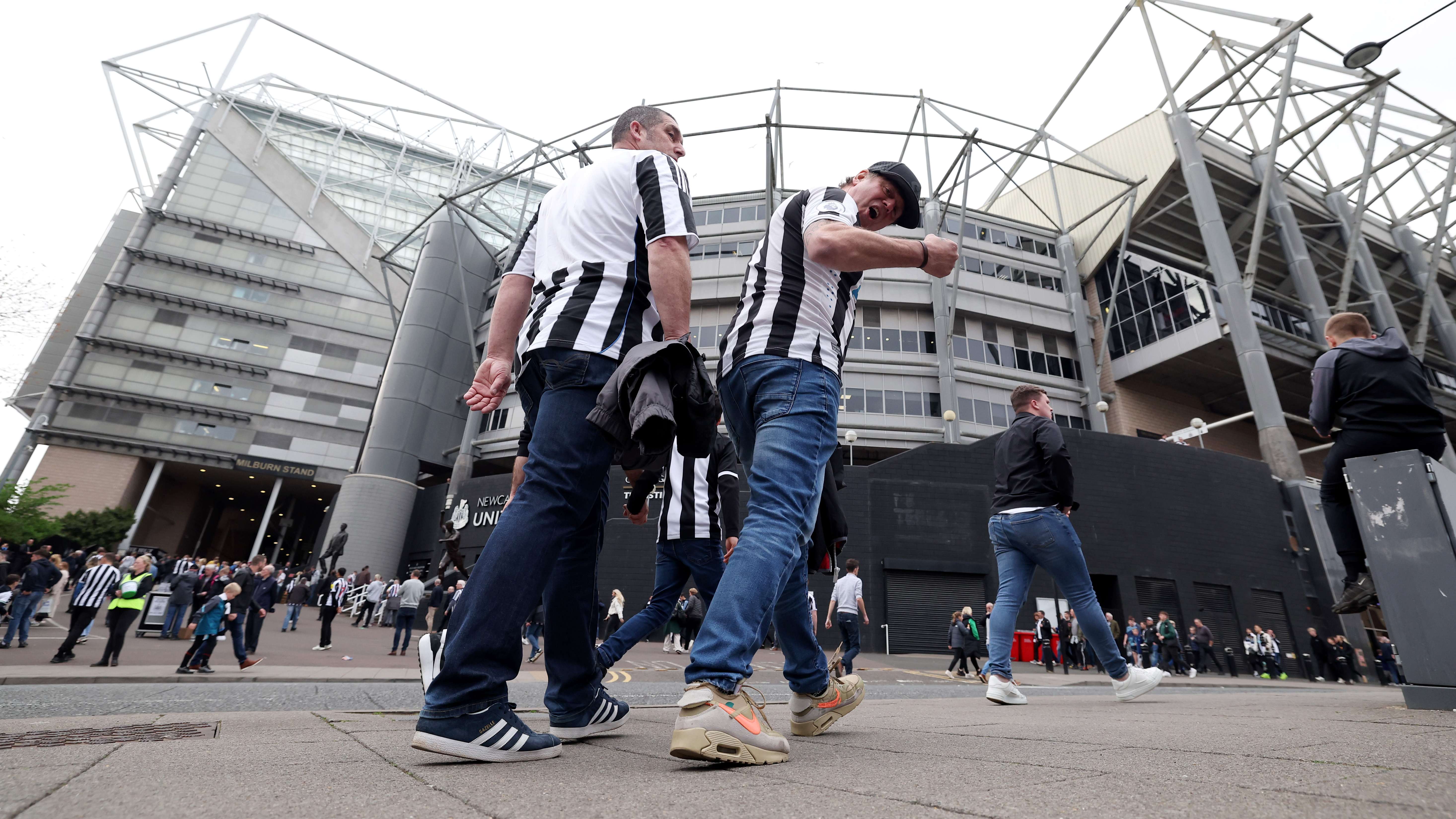 fans-arrive-st-james-park
