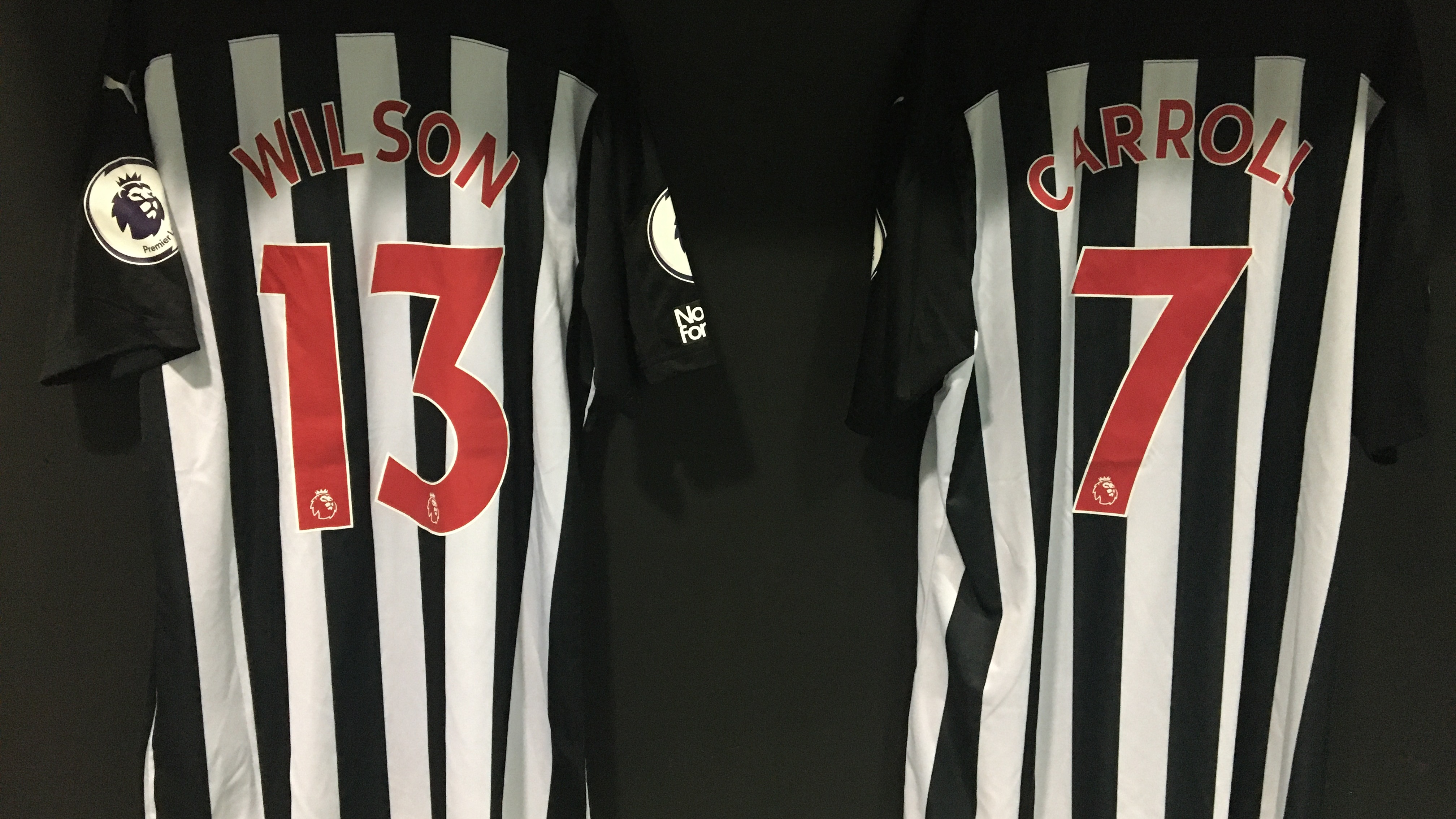 callum-wilson-andy-carroll-shirts-west-ham-dressing-room