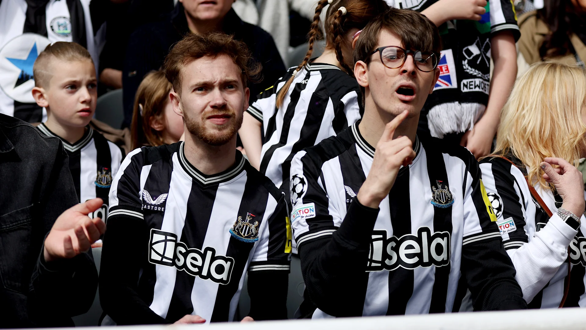 Thousands of Newcastle fans attend spectacular light show | NUFC