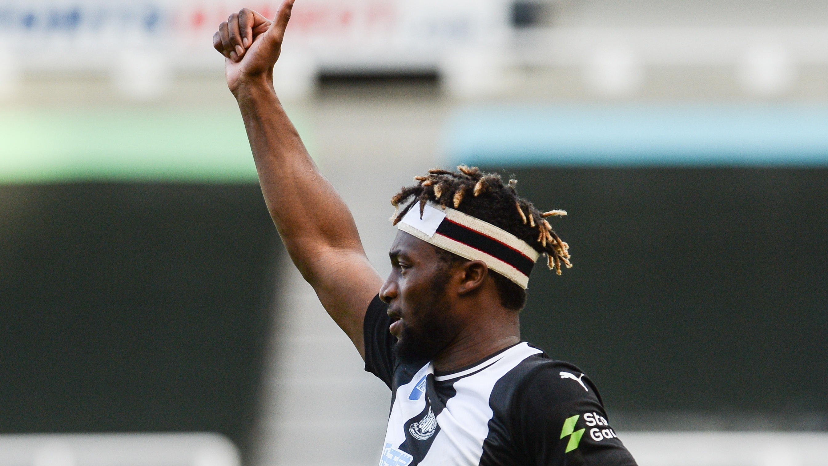 allan-saint-maximin-thumbs-up