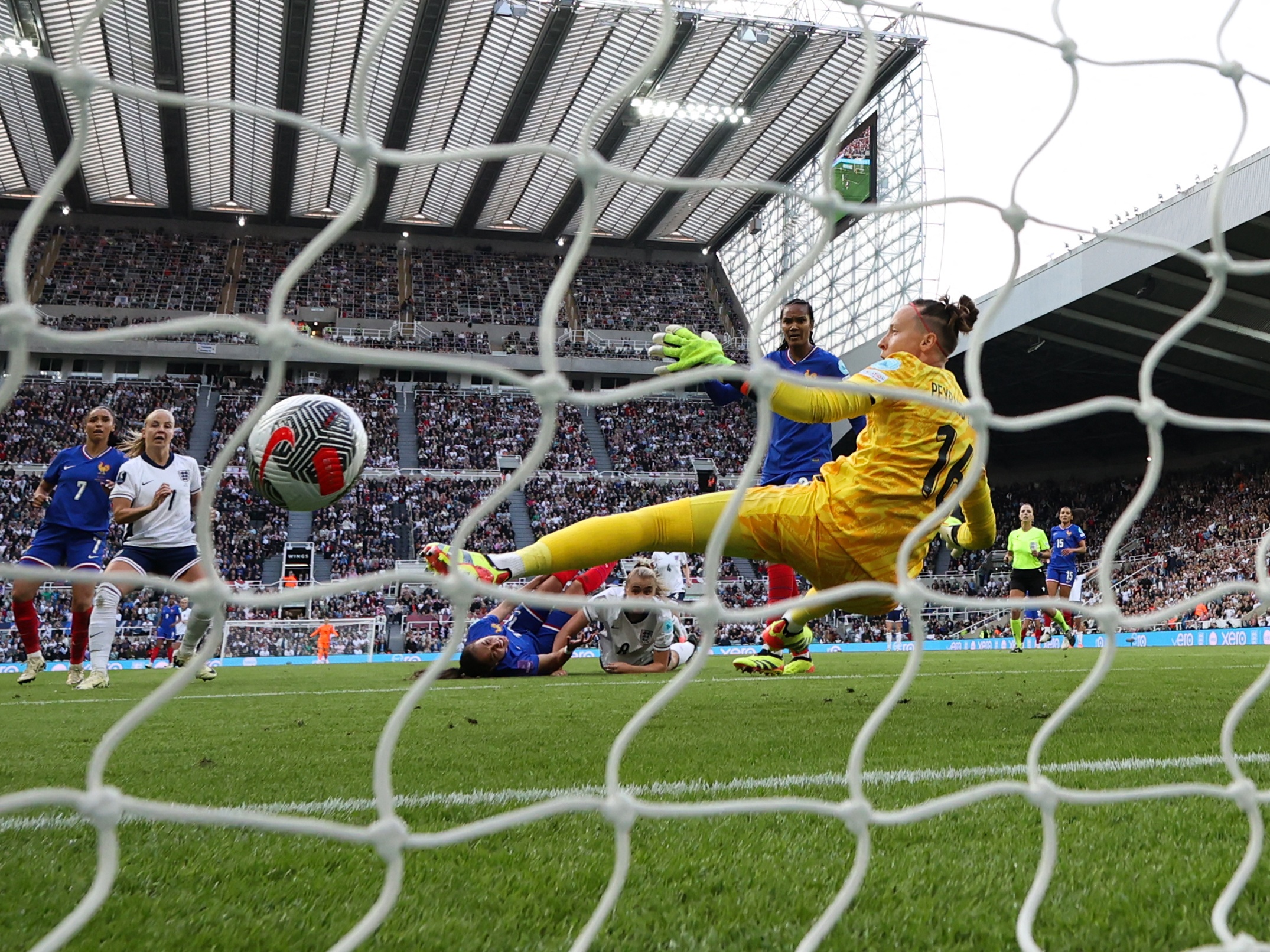 Beth Mead England goal