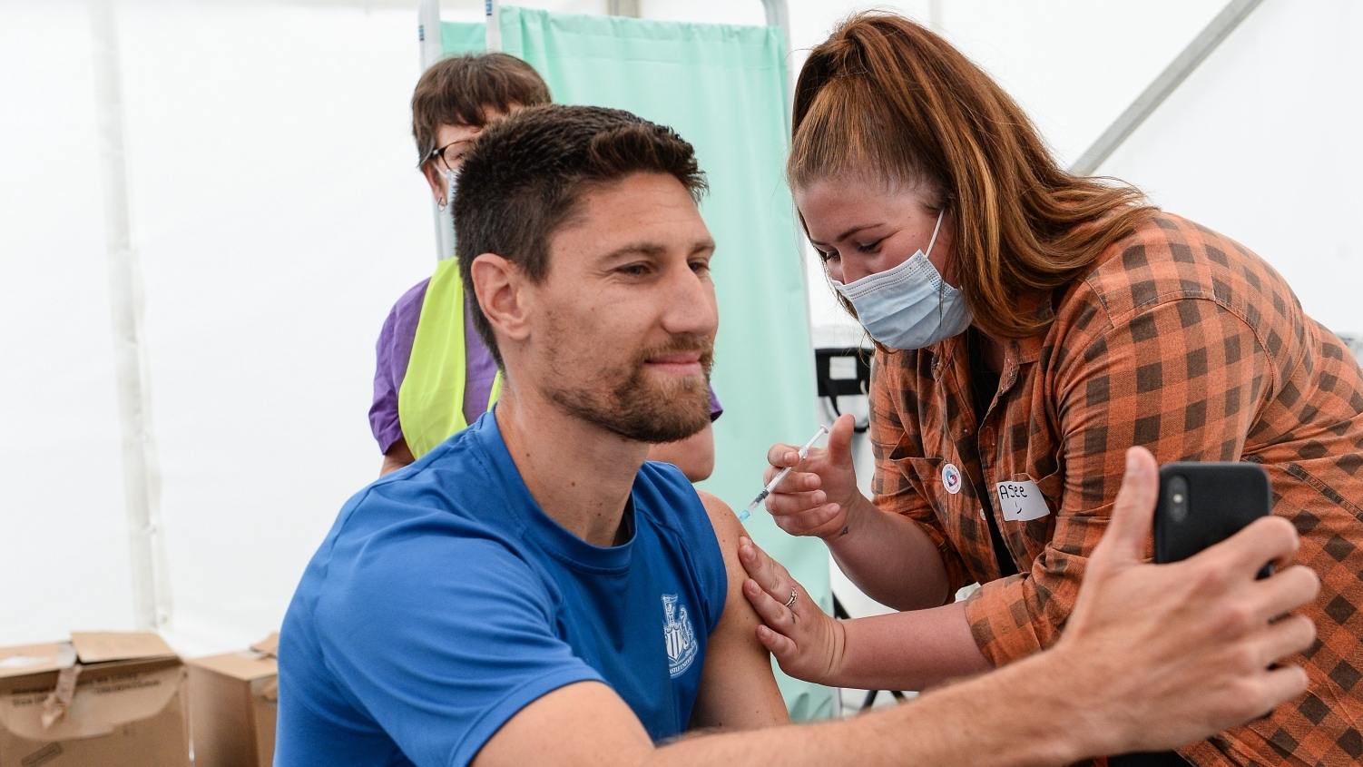 20210721-federico-ferna-ndez-receives-a-covid-19-vaccine