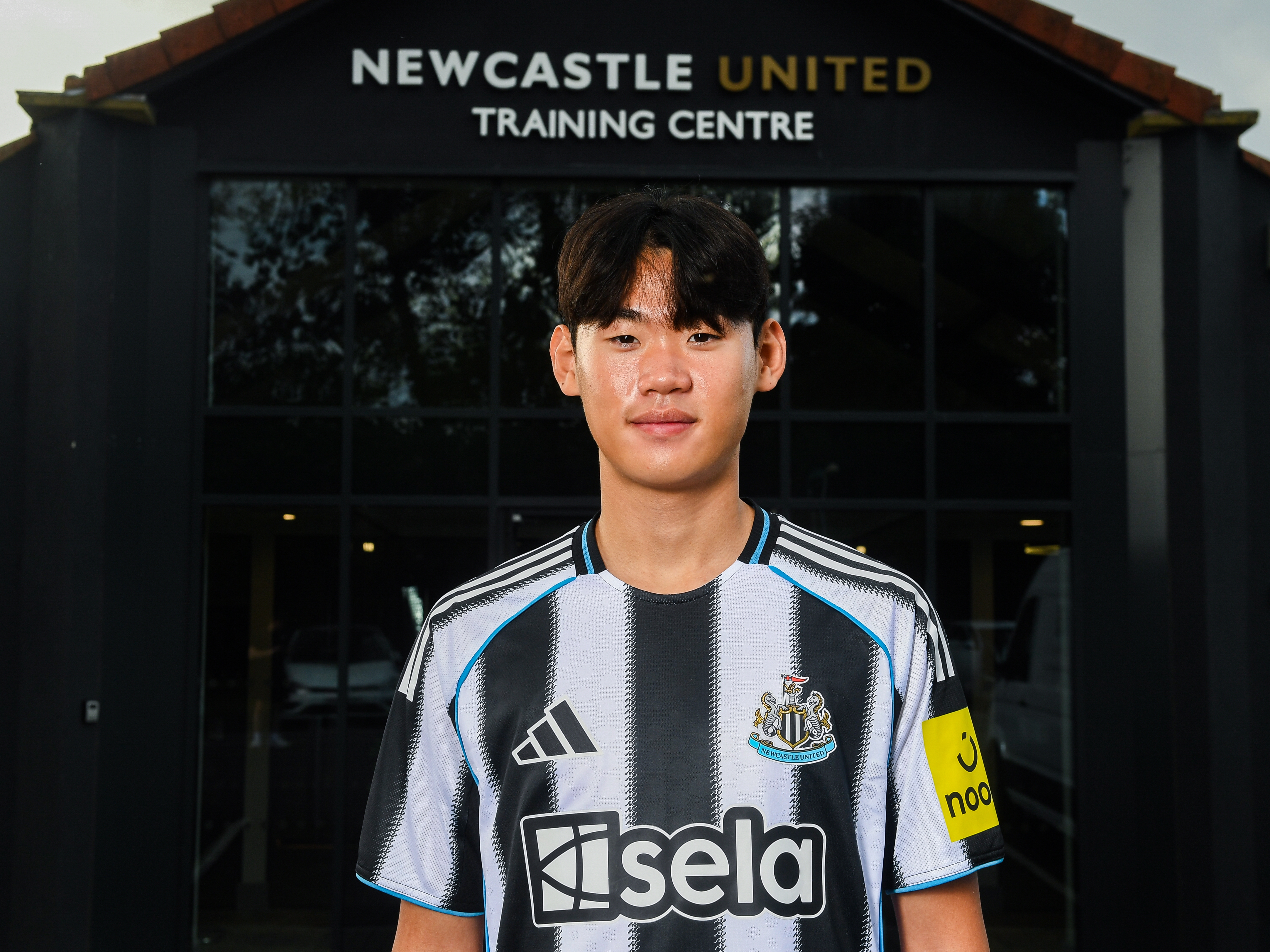 Seung-soo Park signs image