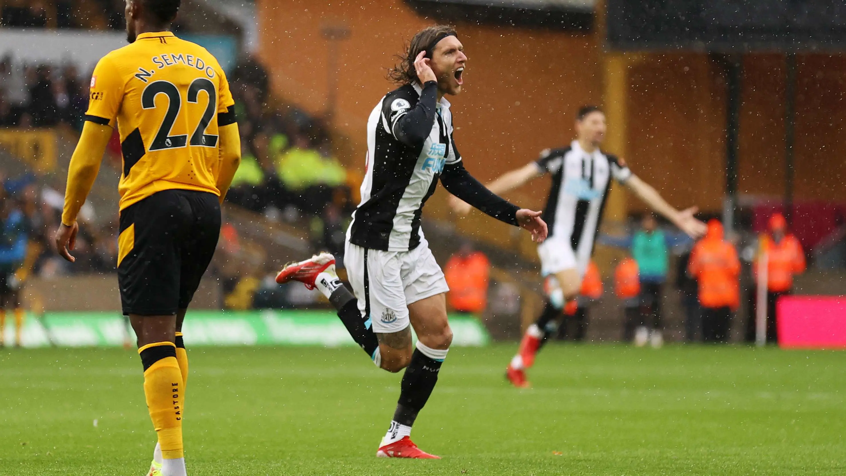 jeff-hendrick-celebrates-wolves
