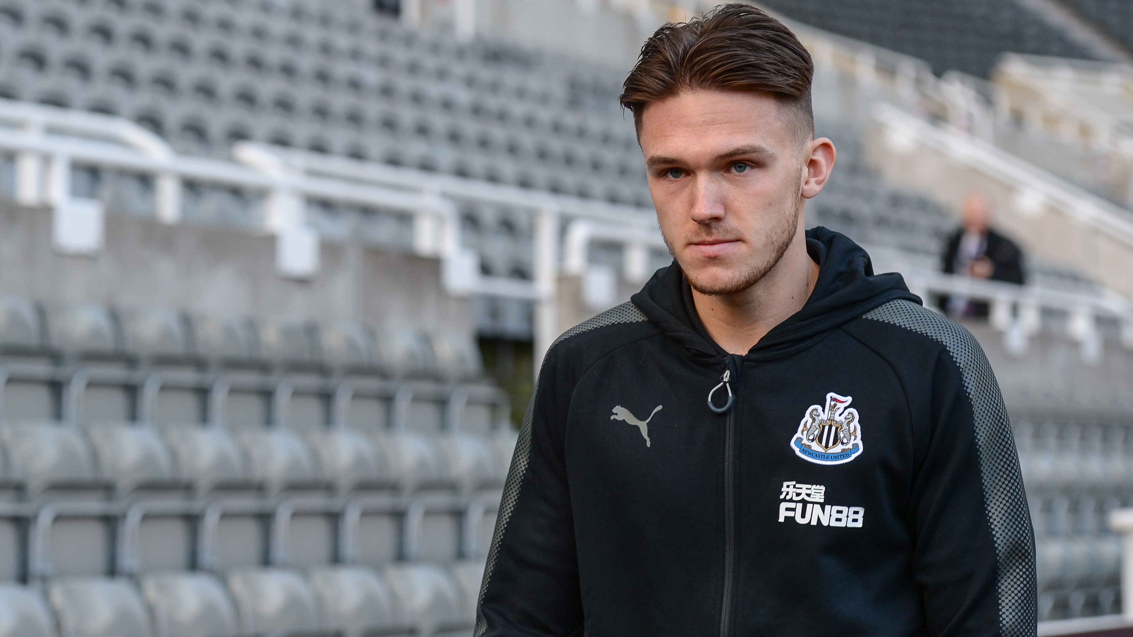 freddie-woodman-arrives-luton