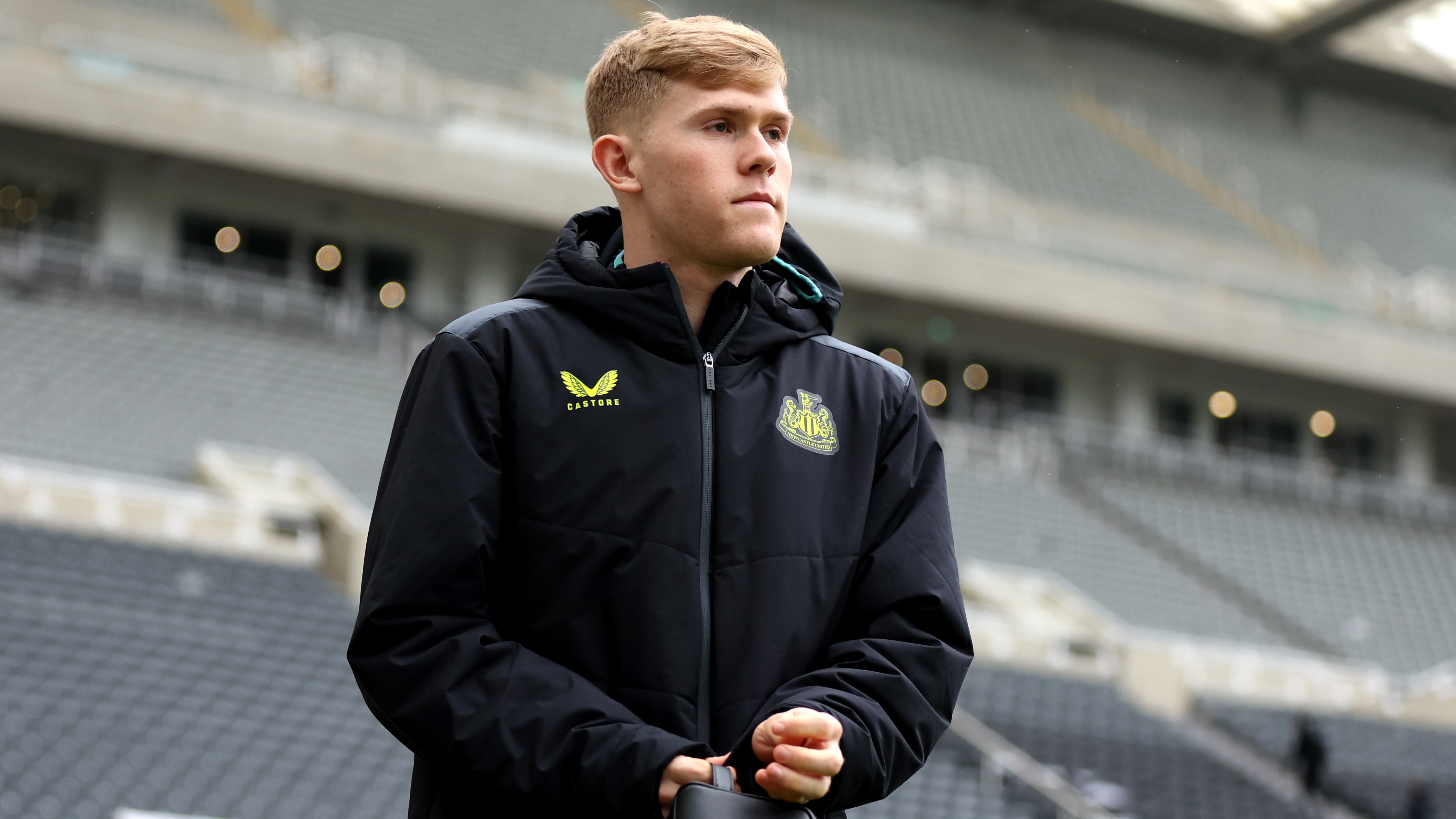 lewis-hall-arrives-everton