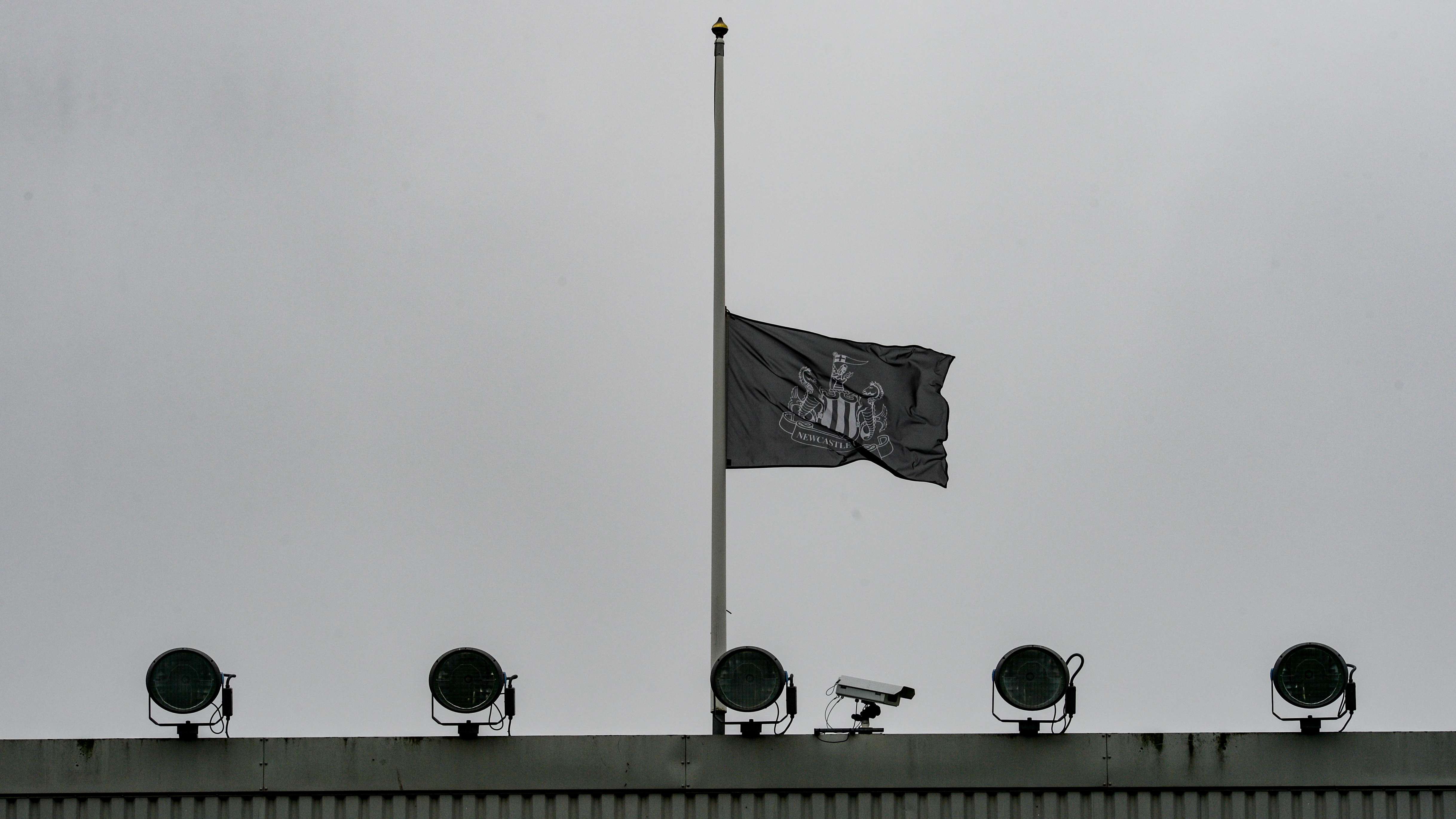 half-mast-flag-queen