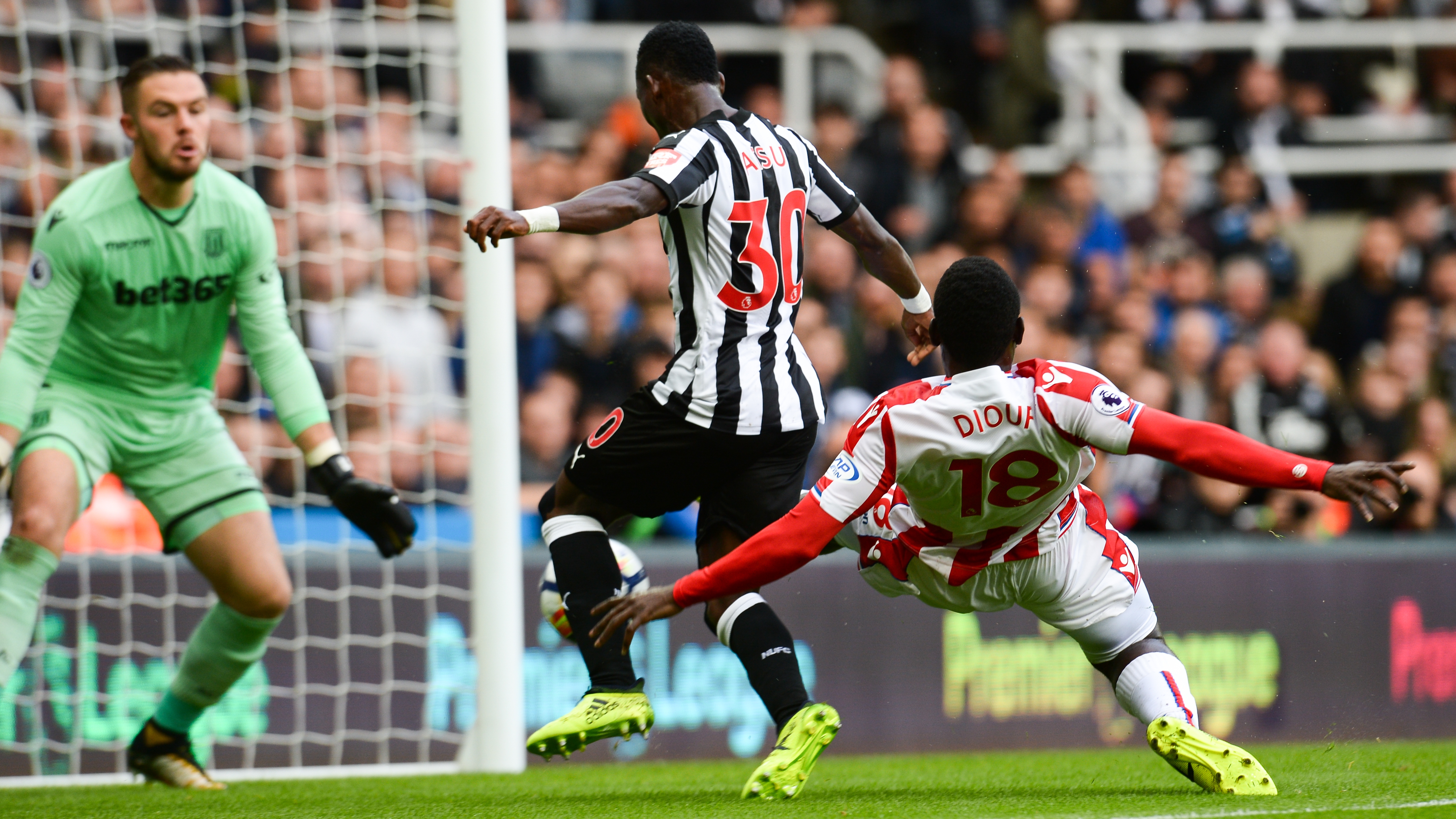 christian-atsu-scores-stoke