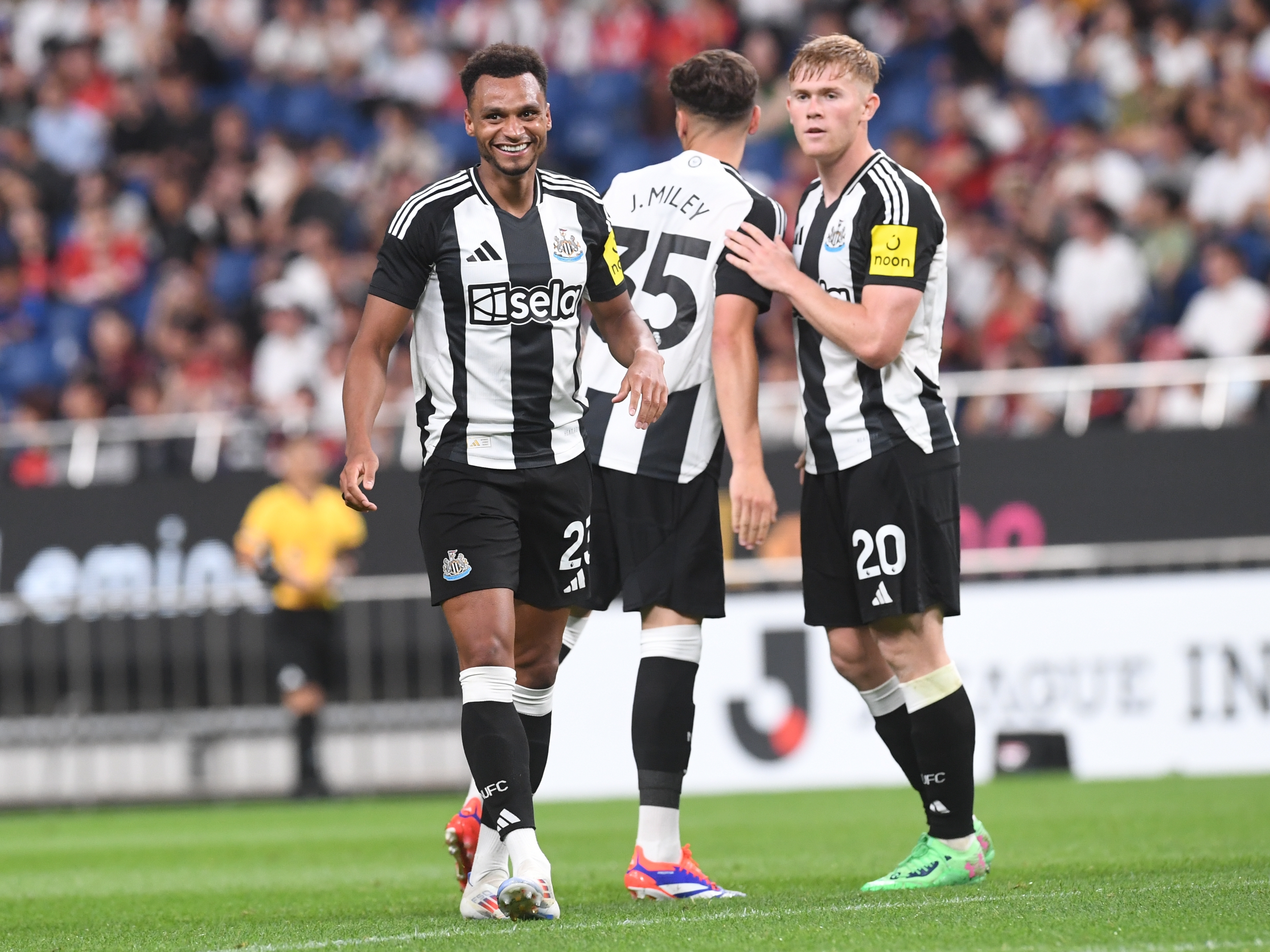 Urawa Red Diamonds v Newcastle United 4x3