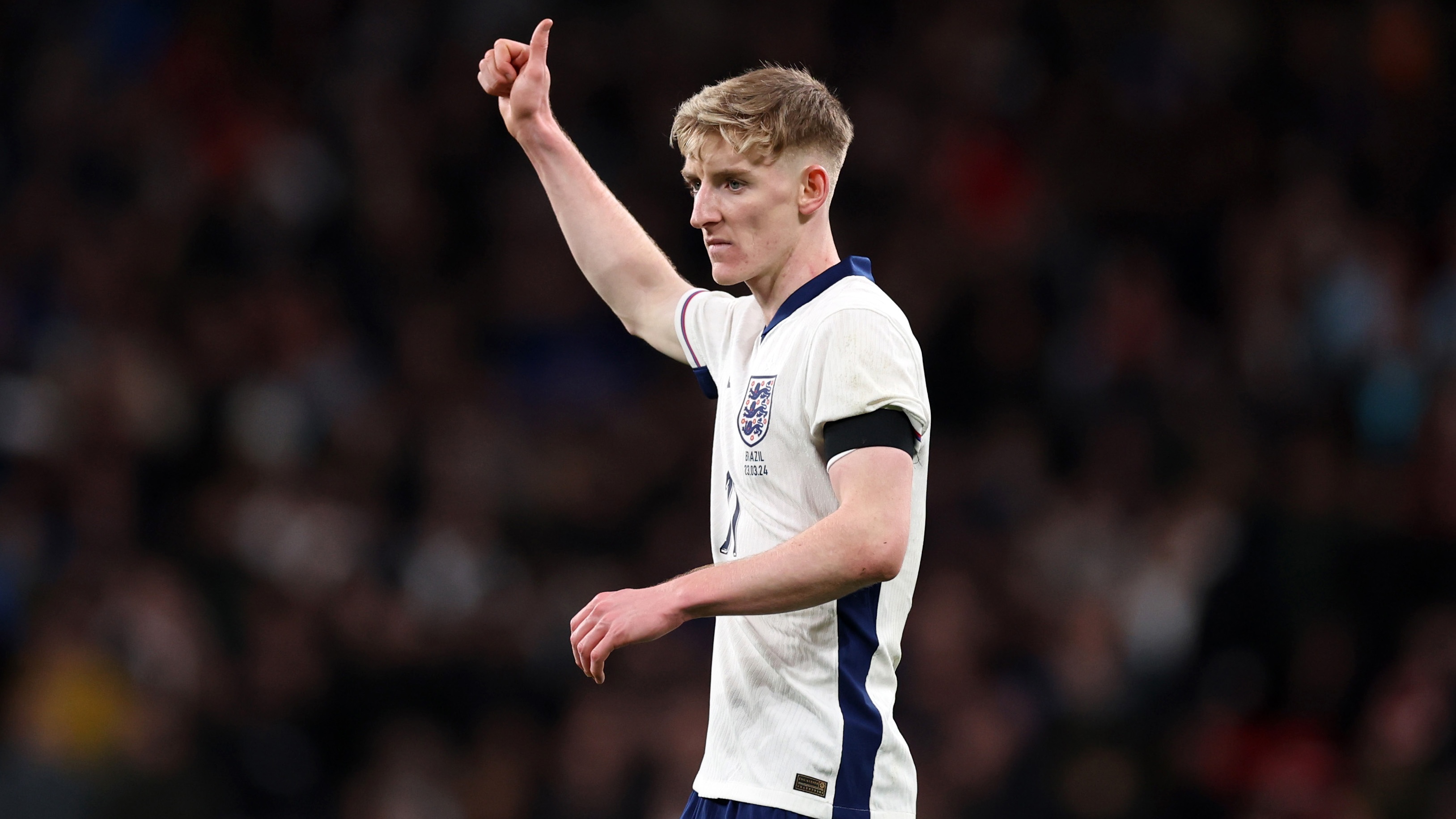 anthony-gordon-thumbs-up-england