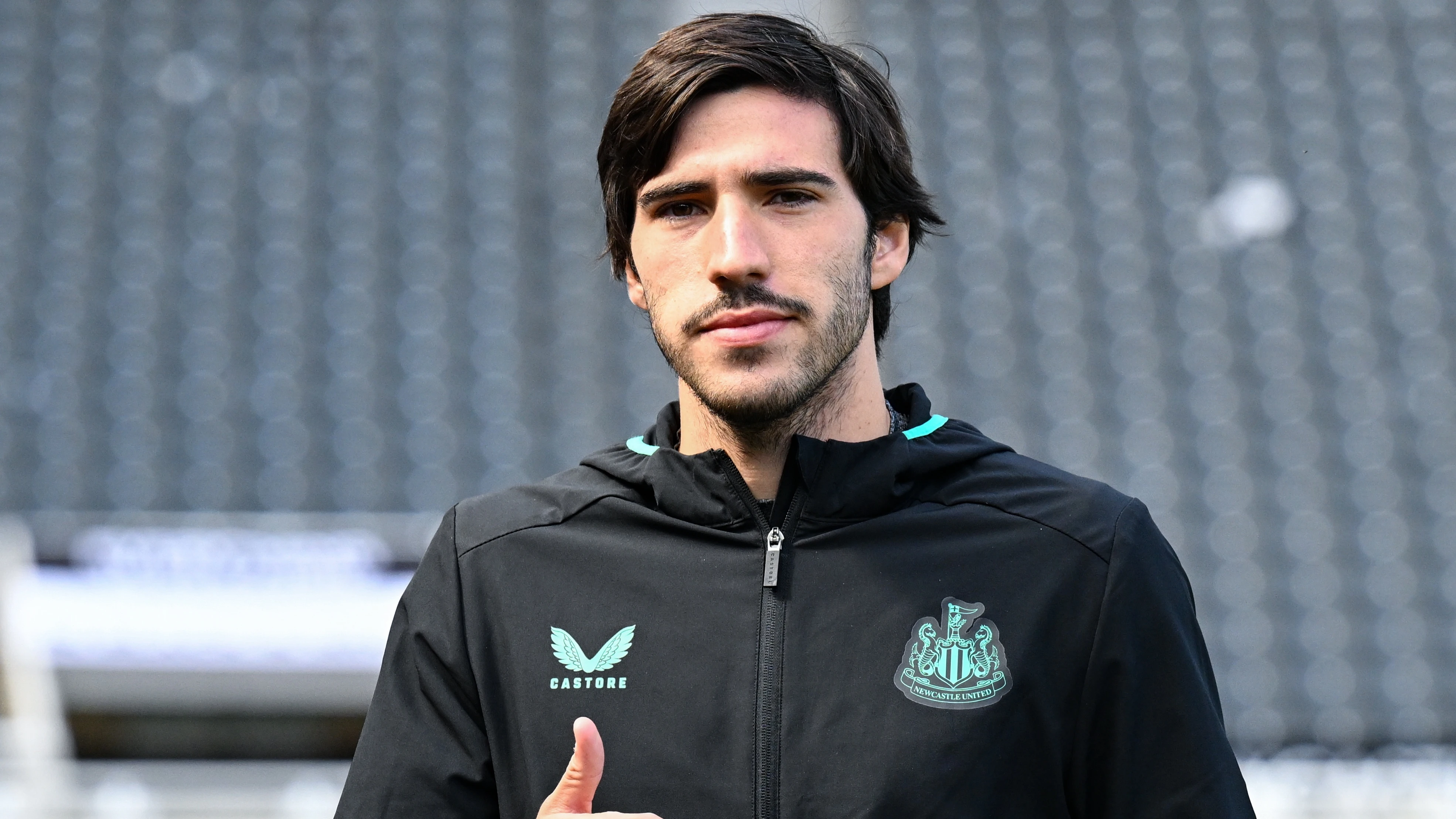 sandro-tonali-arrives-aston-villa