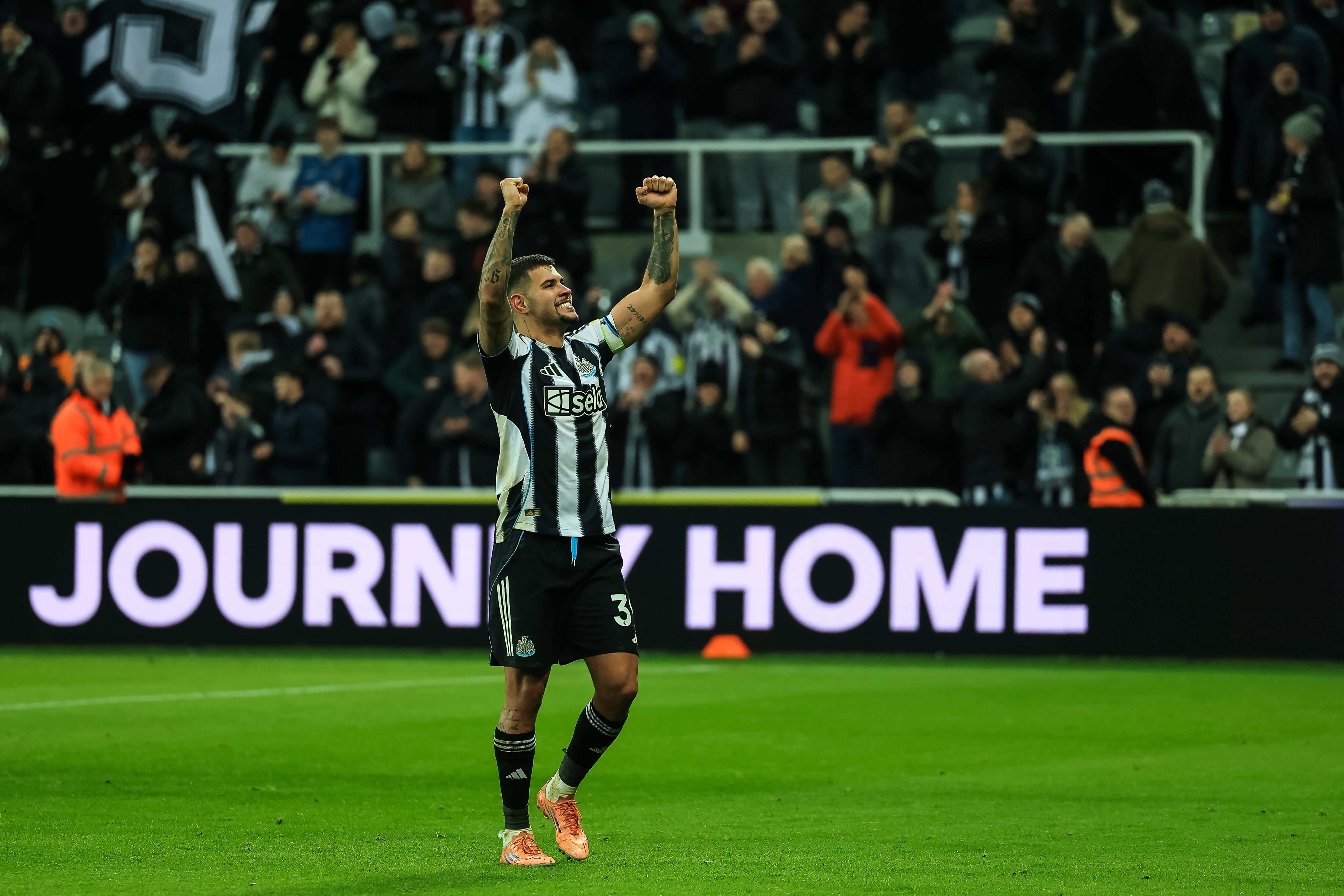 Burno celebrating v Leeds image