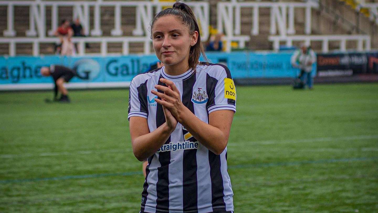 freya-bailes-applauds-fans