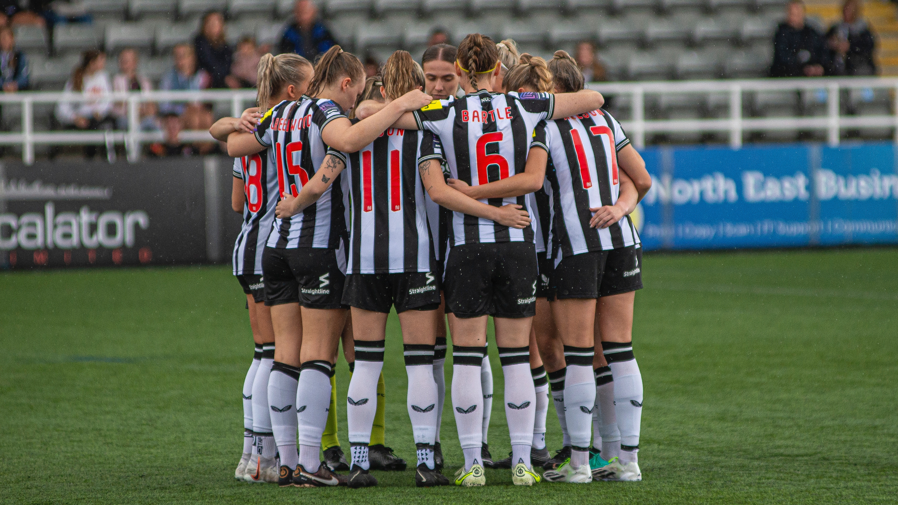 newcastle-united-women-huddle