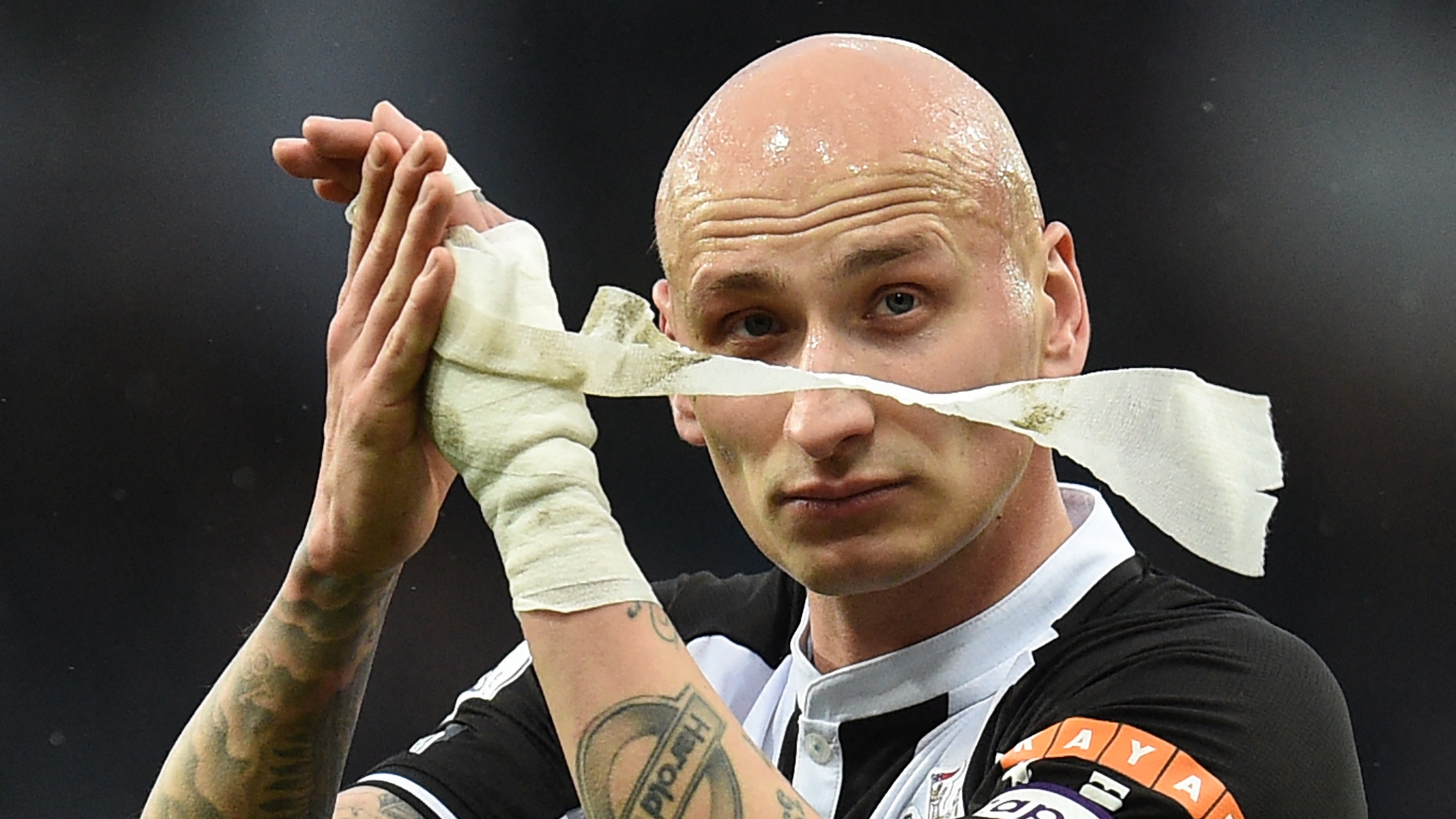 jonjo-shelvey-clapping-fans