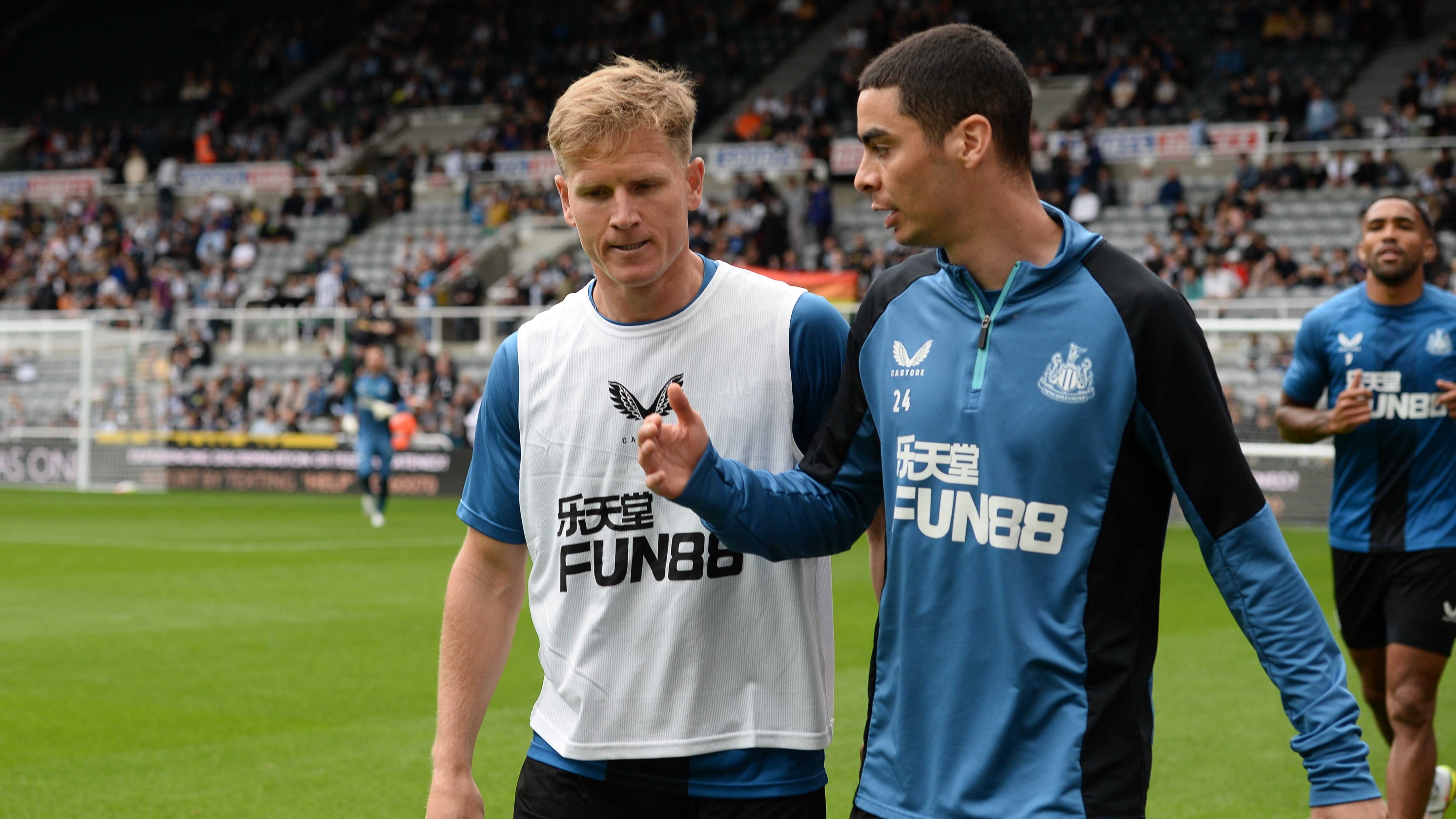 matt-ritchie-miguel-almiron-warm-up-norwich